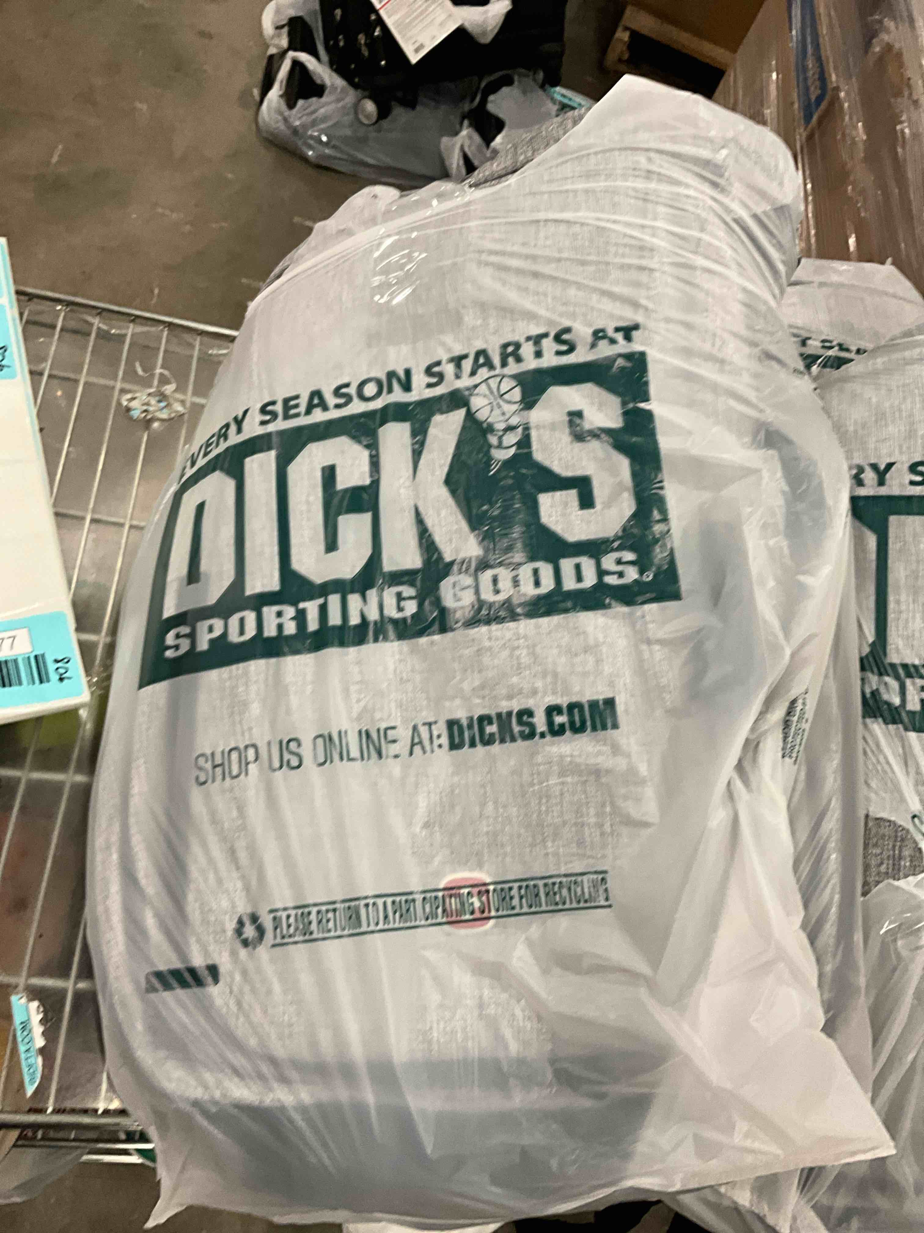 https://s3.amazonaws.com/lotting-images-prod/bidfta/BLU6376177_1715370689609.jpeg
