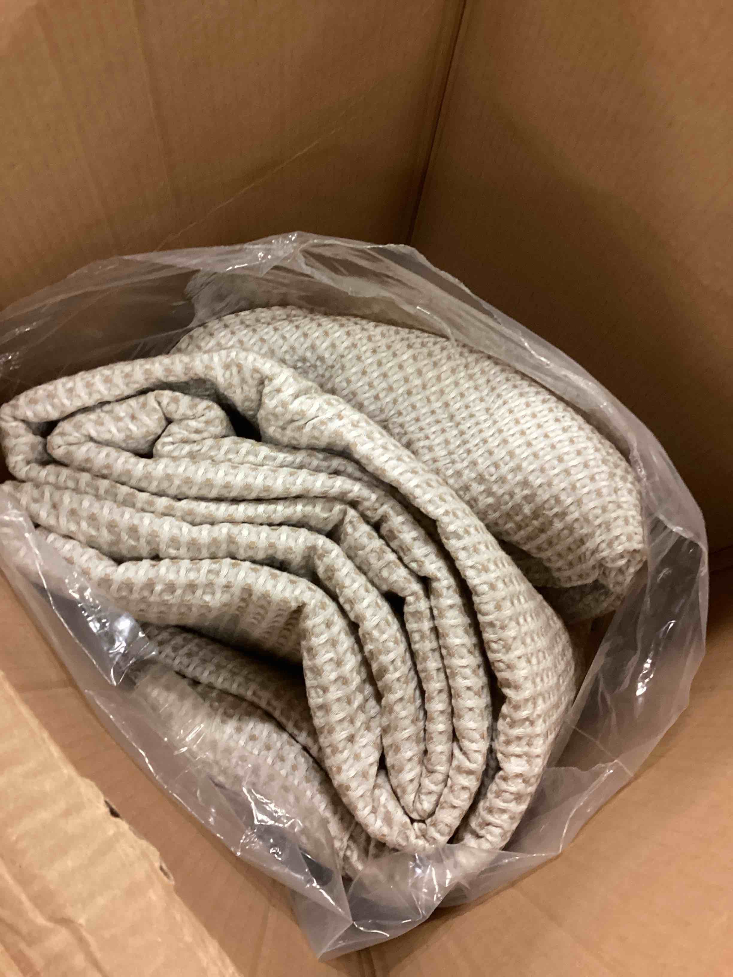 https://s3.amazonaws.com/lotting-images-prod/bidfta/BLU6377337_1715093324245.jpeg