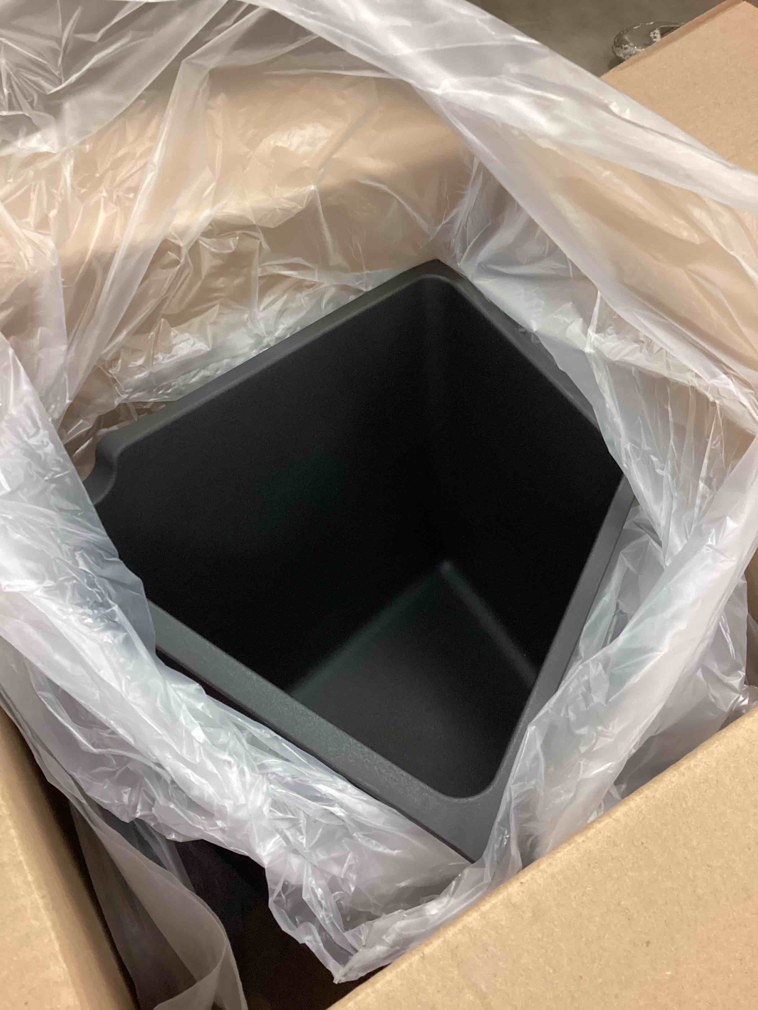 https://s3.amazonaws.com/lotting-images-prod/bidfta/BLU6377552_1715196116798.jpeg