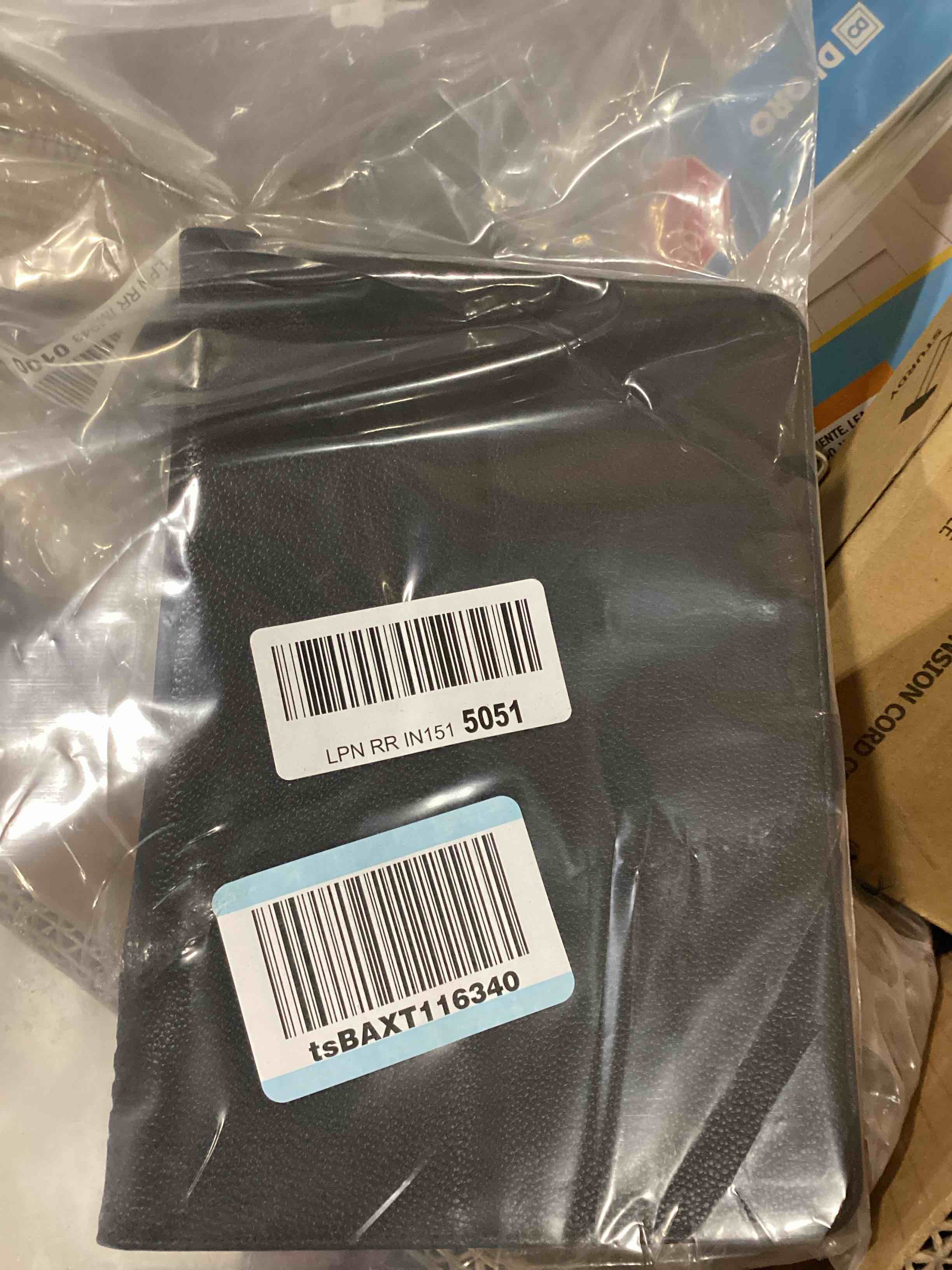 https://s3.amazonaws.com/lotting-images-prod/bidfta/BLU6379945_1722445095533.jpeg
