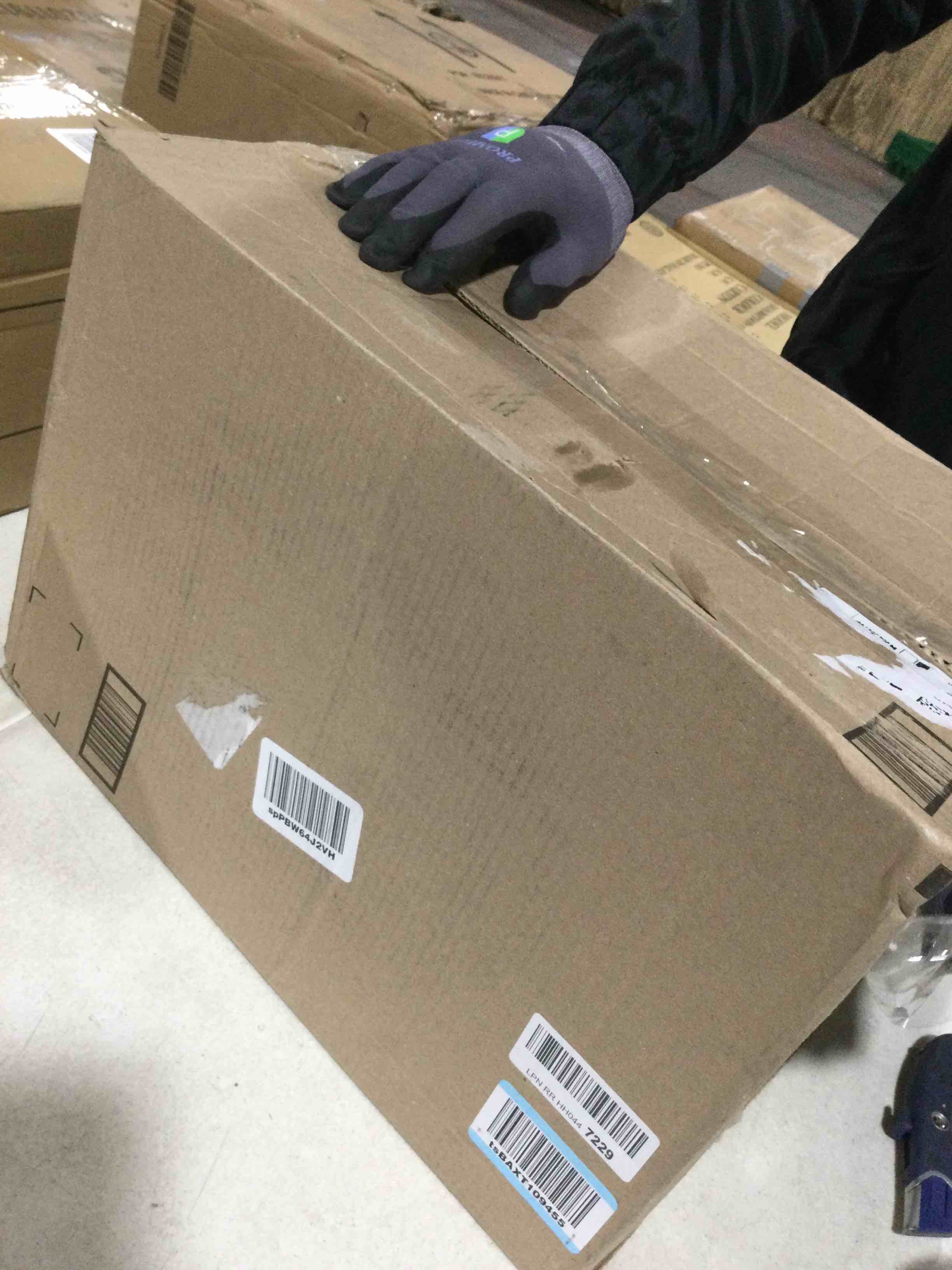 https://s3.amazonaws.com/lotting-images-prod/bidfta/BLU6386113_1711631270382.jpeg