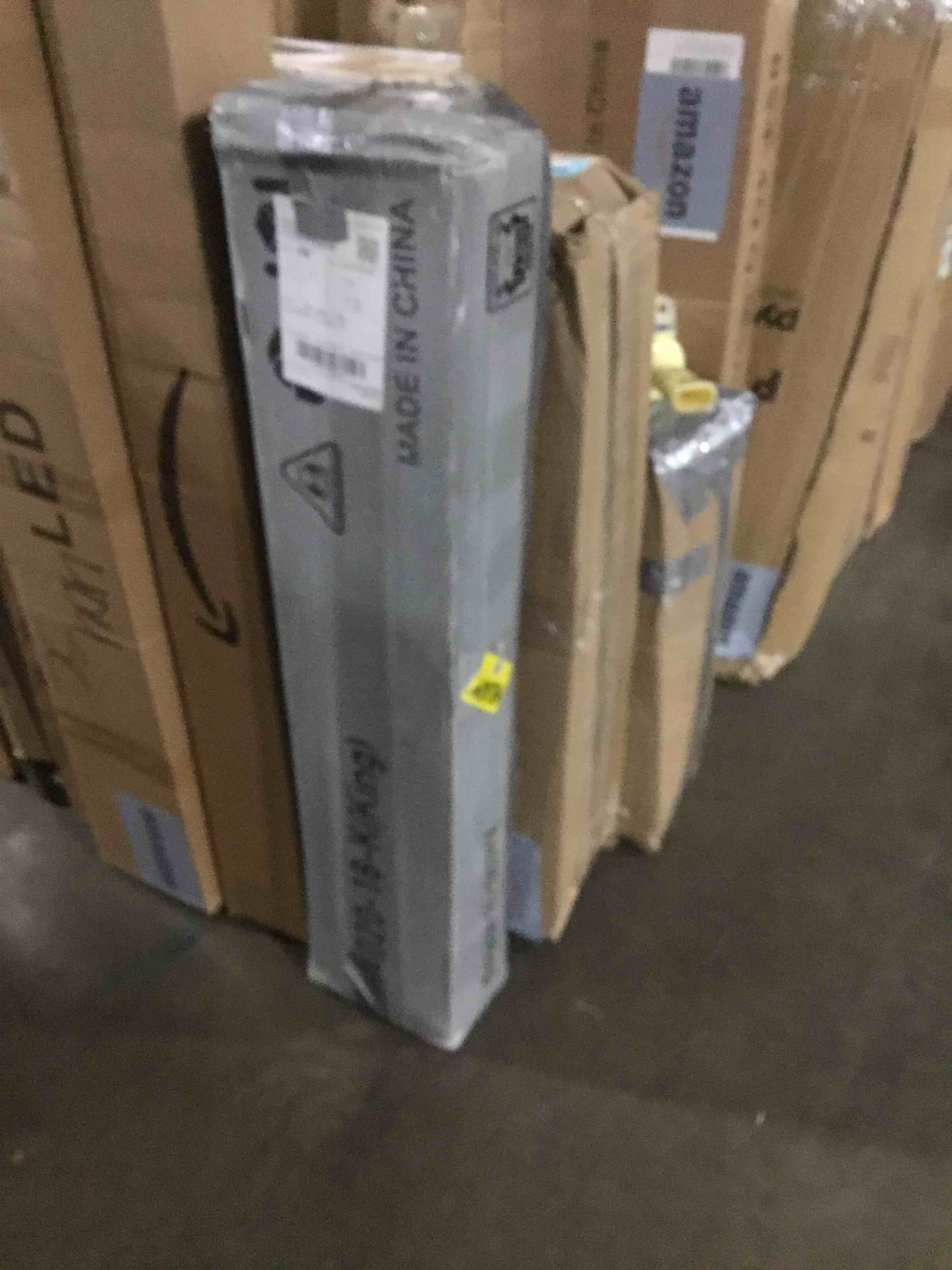 https://s3.amazonaws.com/lotting-images-prod/bidfta/BLU6400000_1720878530117.jpeg