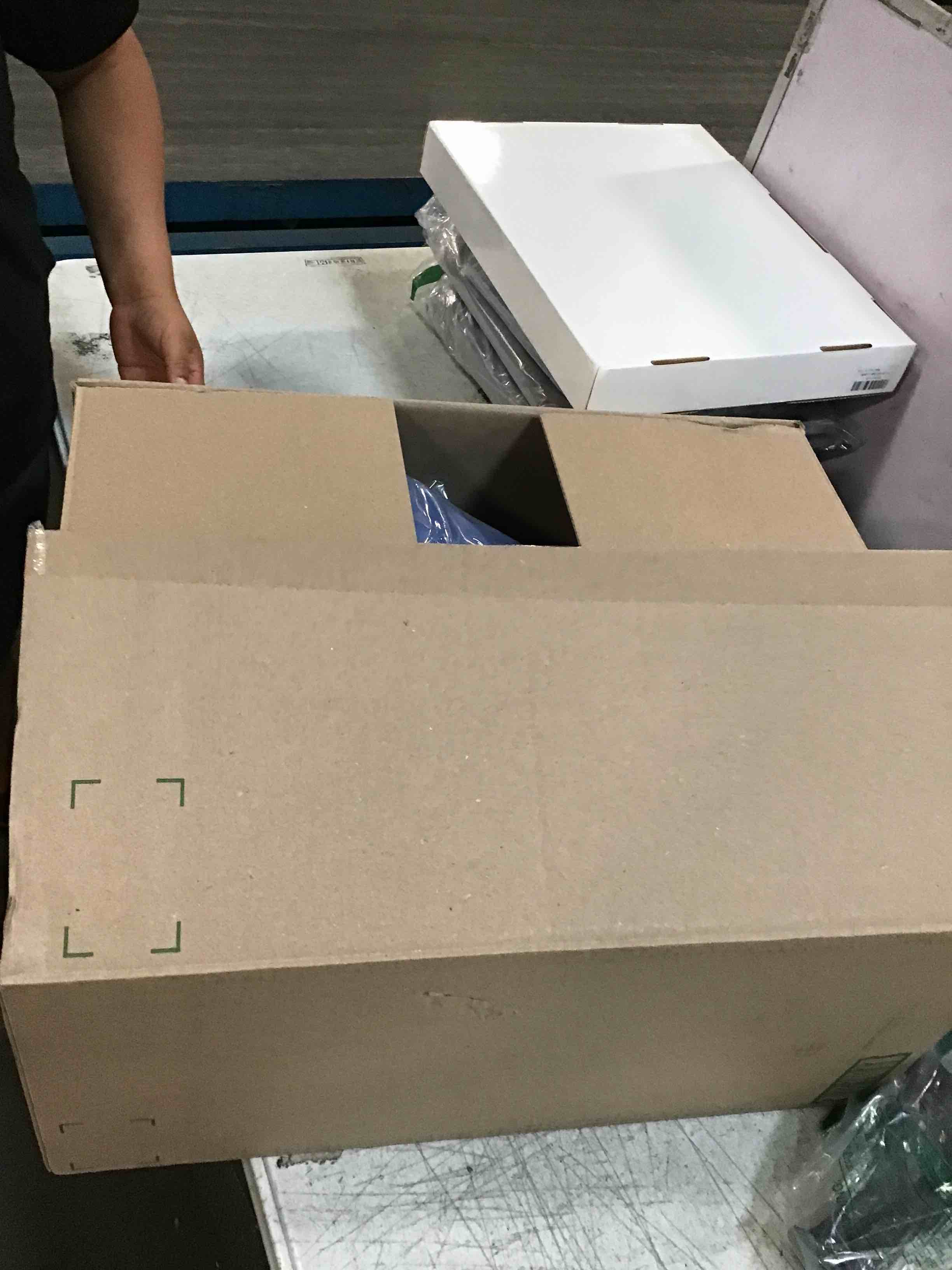 https://s3.amazonaws.com/lotting-images-prod/bidfta/BLU6409573_1719539998454.jpeg