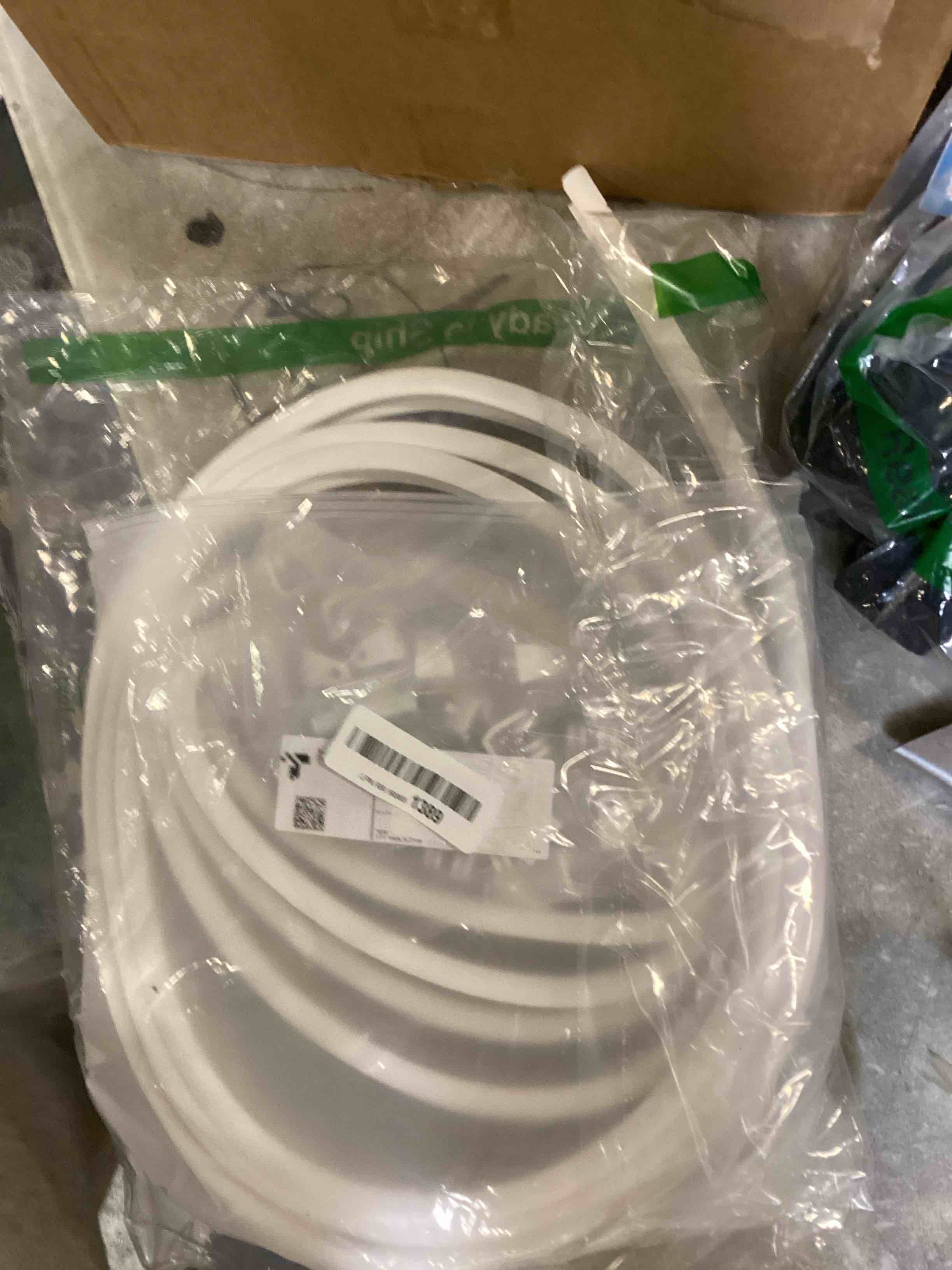 https://s3.amazonaws.com/lotting-images-prod/bidfta/BLU6419413_1717012941643.jpeg