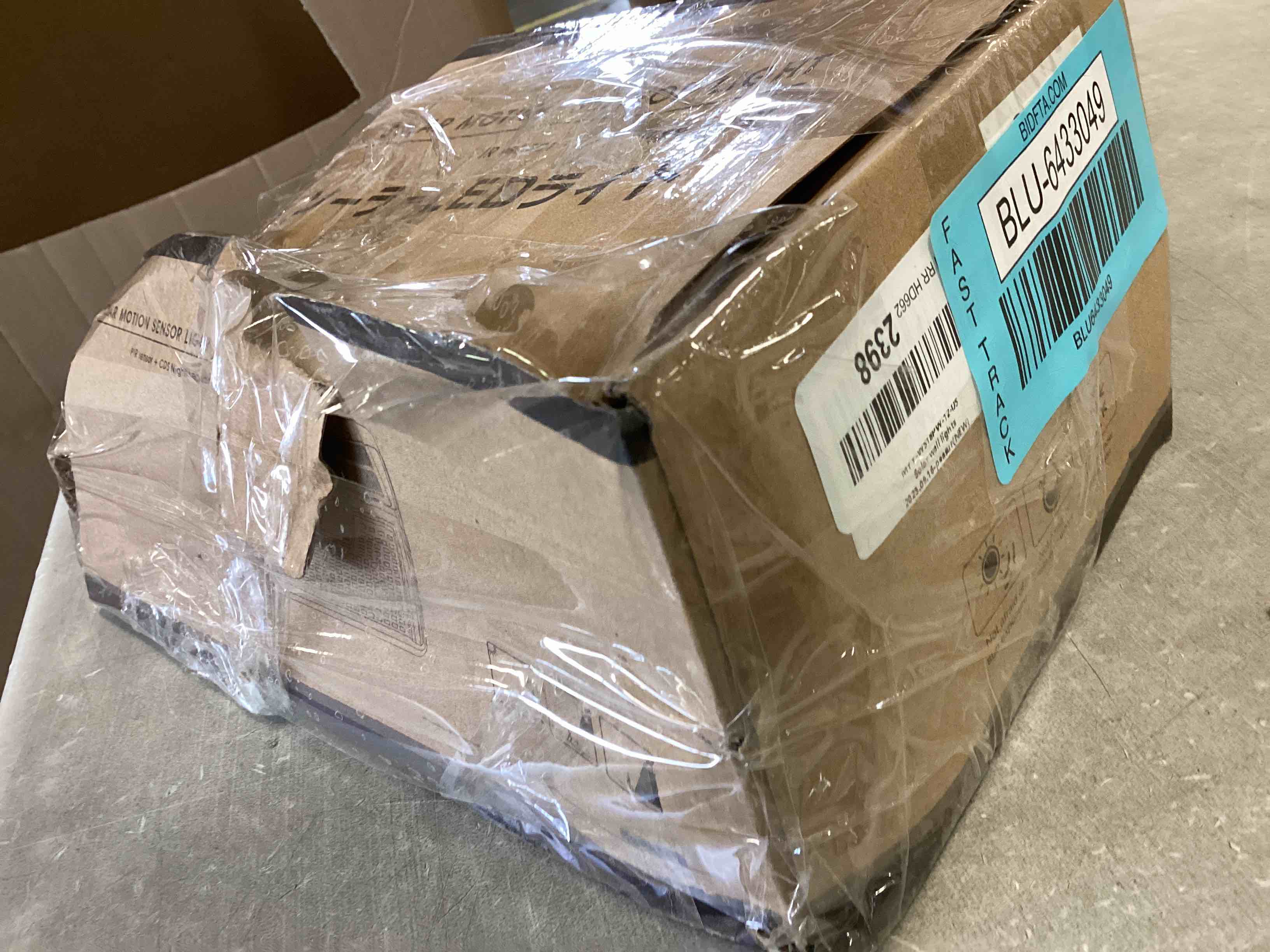 https://s3.amazonaws.com/lotting-images-prod/bidfta/BLU6433049_1718132402354.jpeg