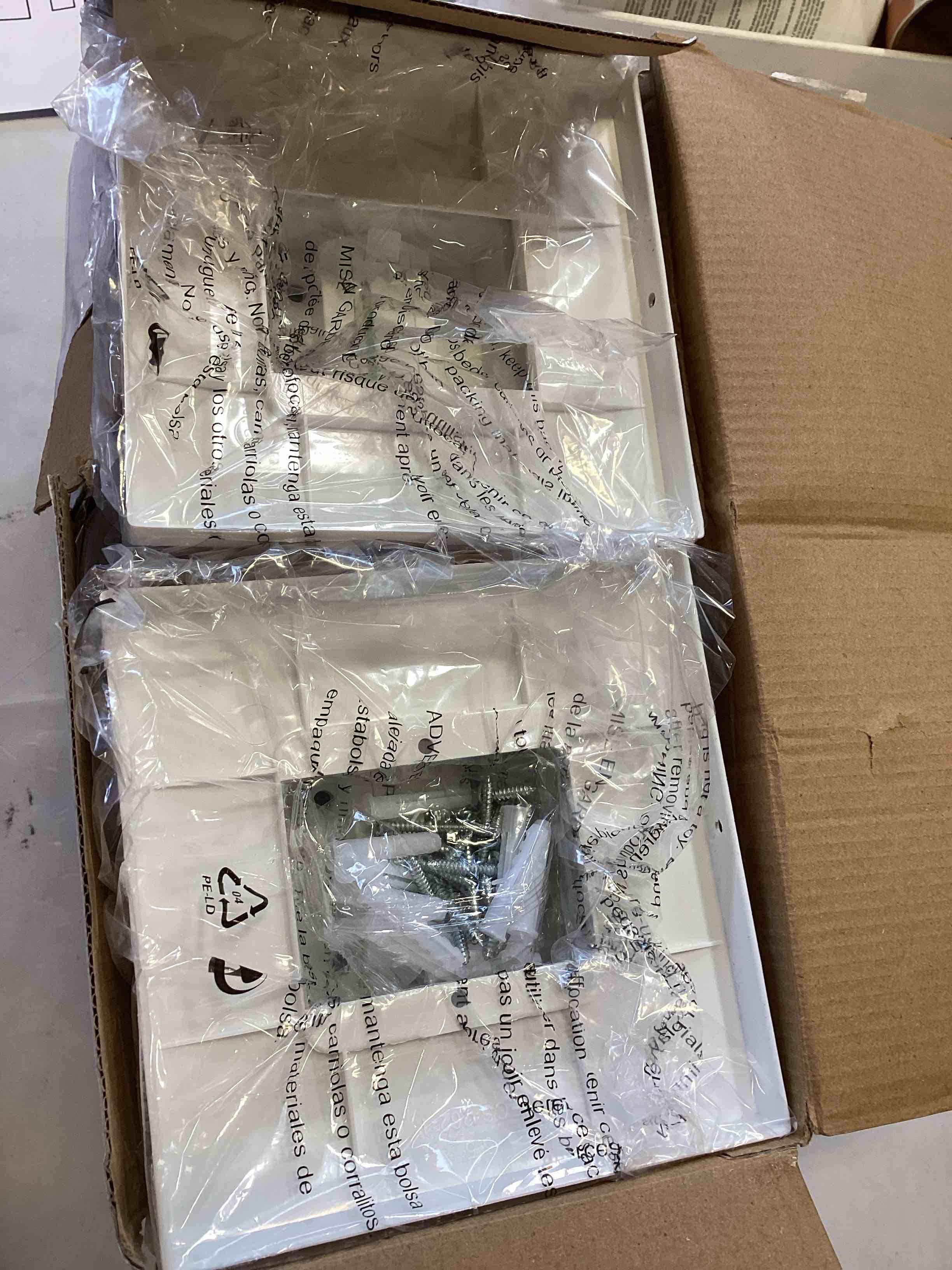 https://s3.amazonaws.com/lotting-images-prod/bidfta/BLU6433856_1718631256248.jpeg