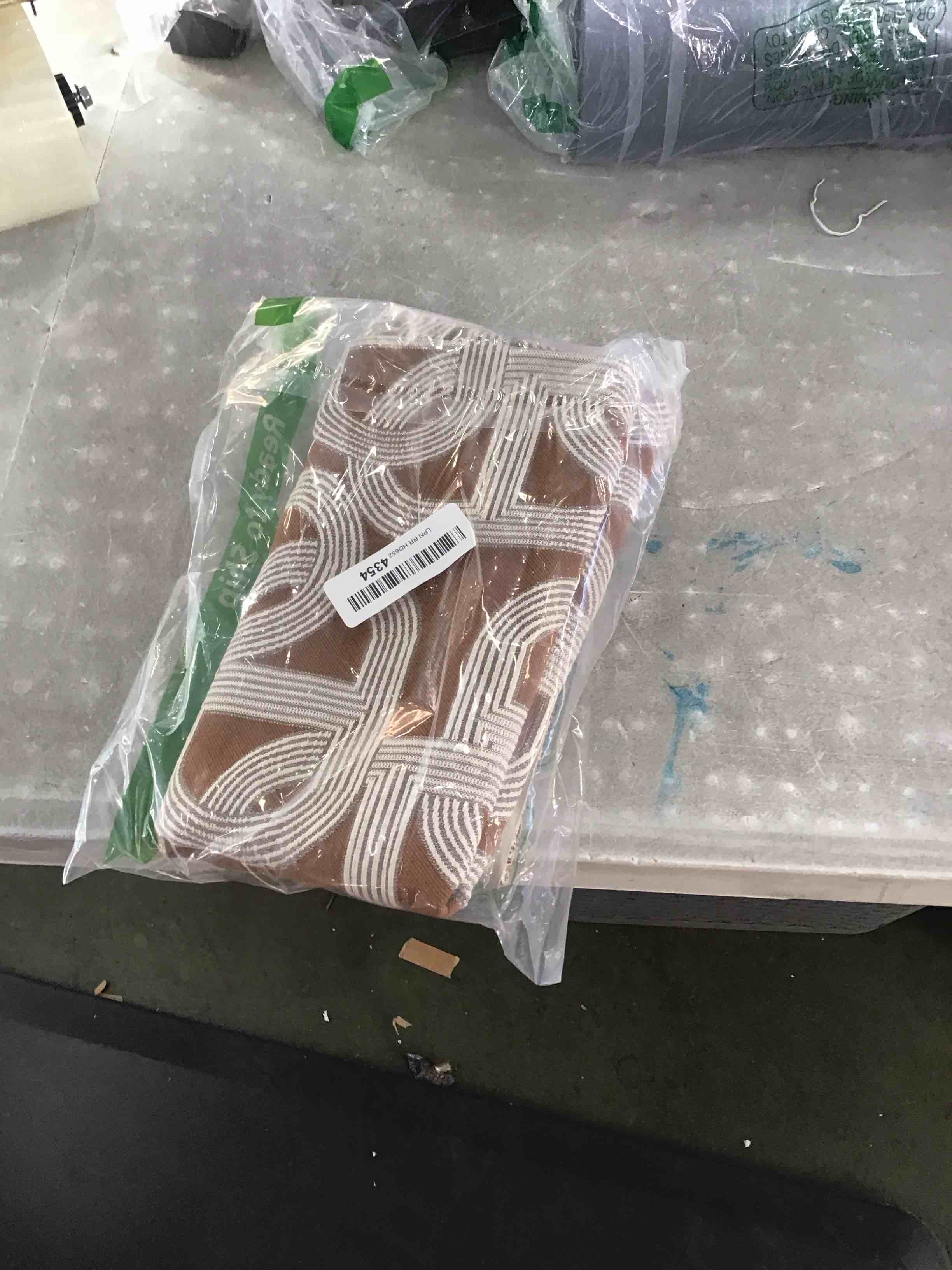 https://s3.amazonaws.com/lotting-images-prod/bidfta/BLU6435751_1718106430065.jpeg