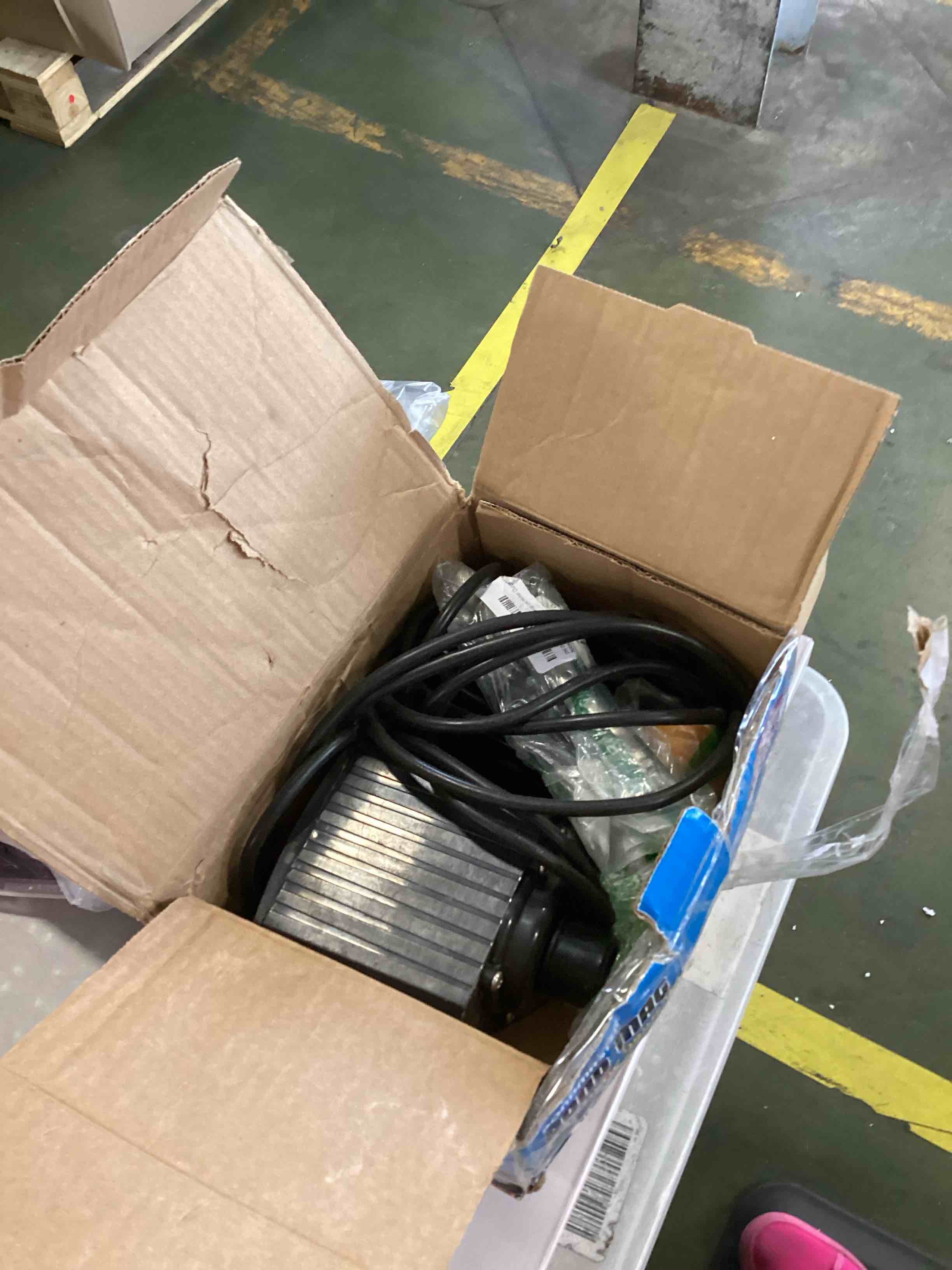 https://s3.amazonaws.com/lotting-images-prod/bidfta/BLU6436656_1718372718423.jpeg