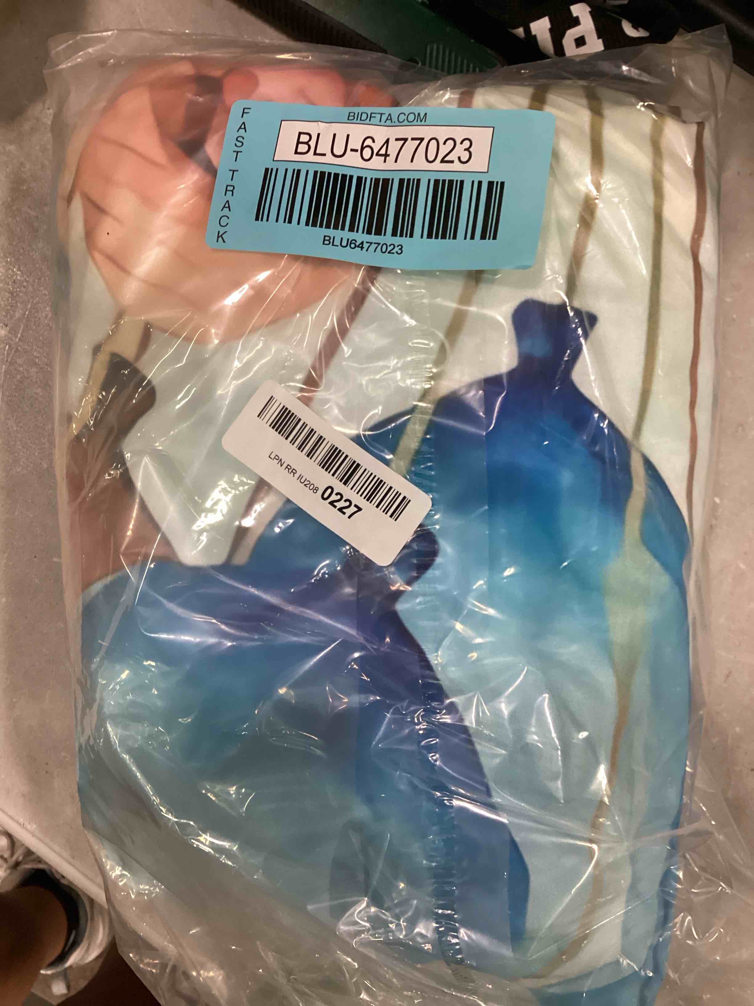https://s3.amazonaws.com/lotting-images-prod/bidfta/BLU6477023_1722485410450.jpeg