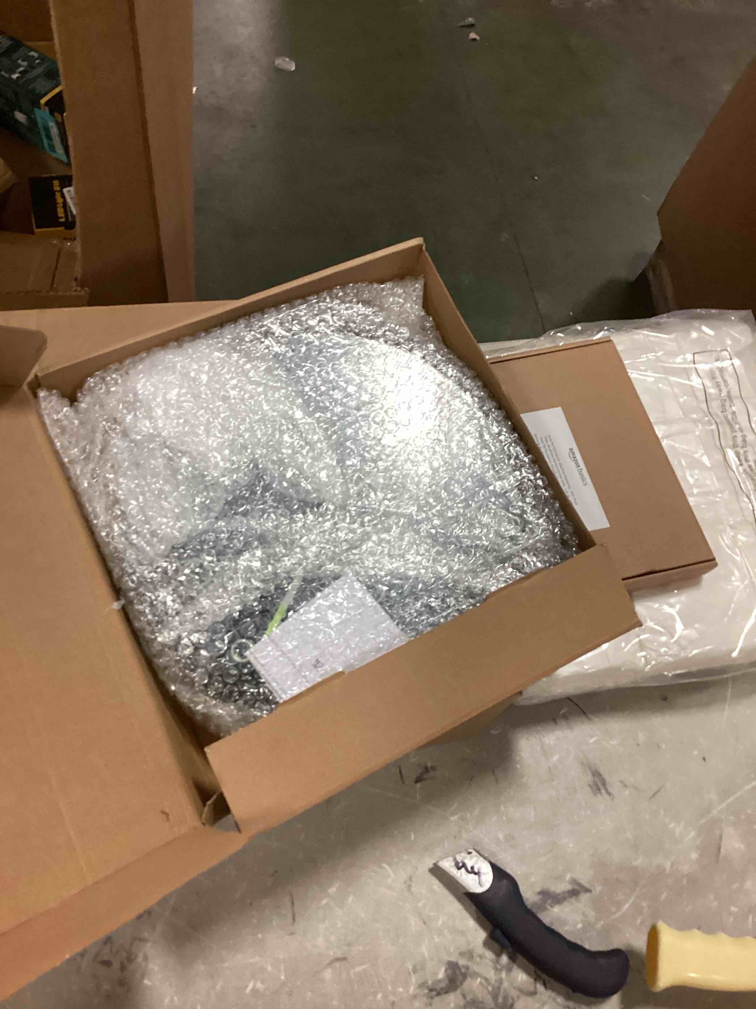 https://s3.amazonaws.com/lotting-images-prod/bidfta/BLU6481083_1719342168305.jpeg