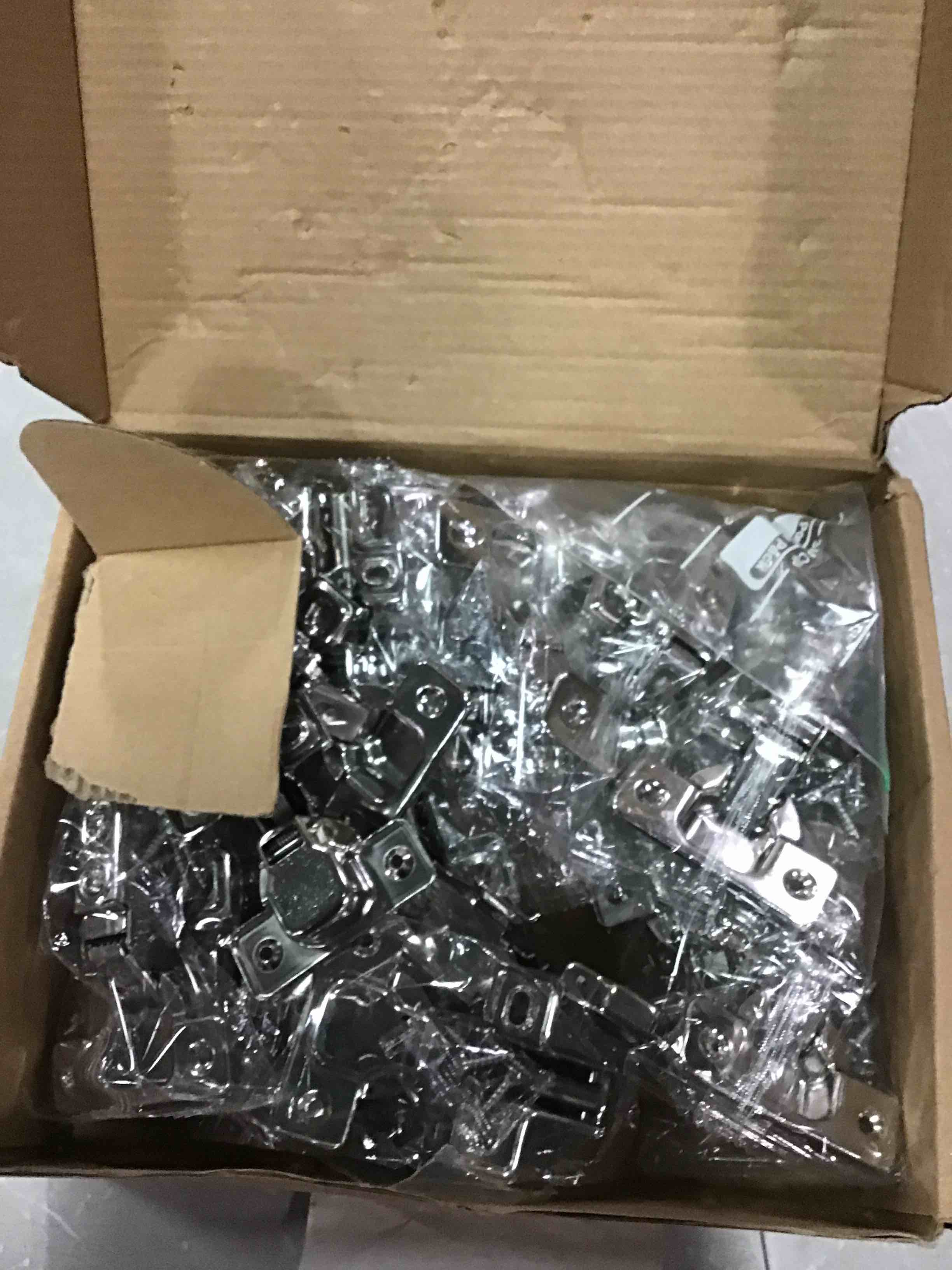 https://s3.amazonaws.com/lotting-images-prod/bidfta/BLU6489986_1719487973610.jpeg