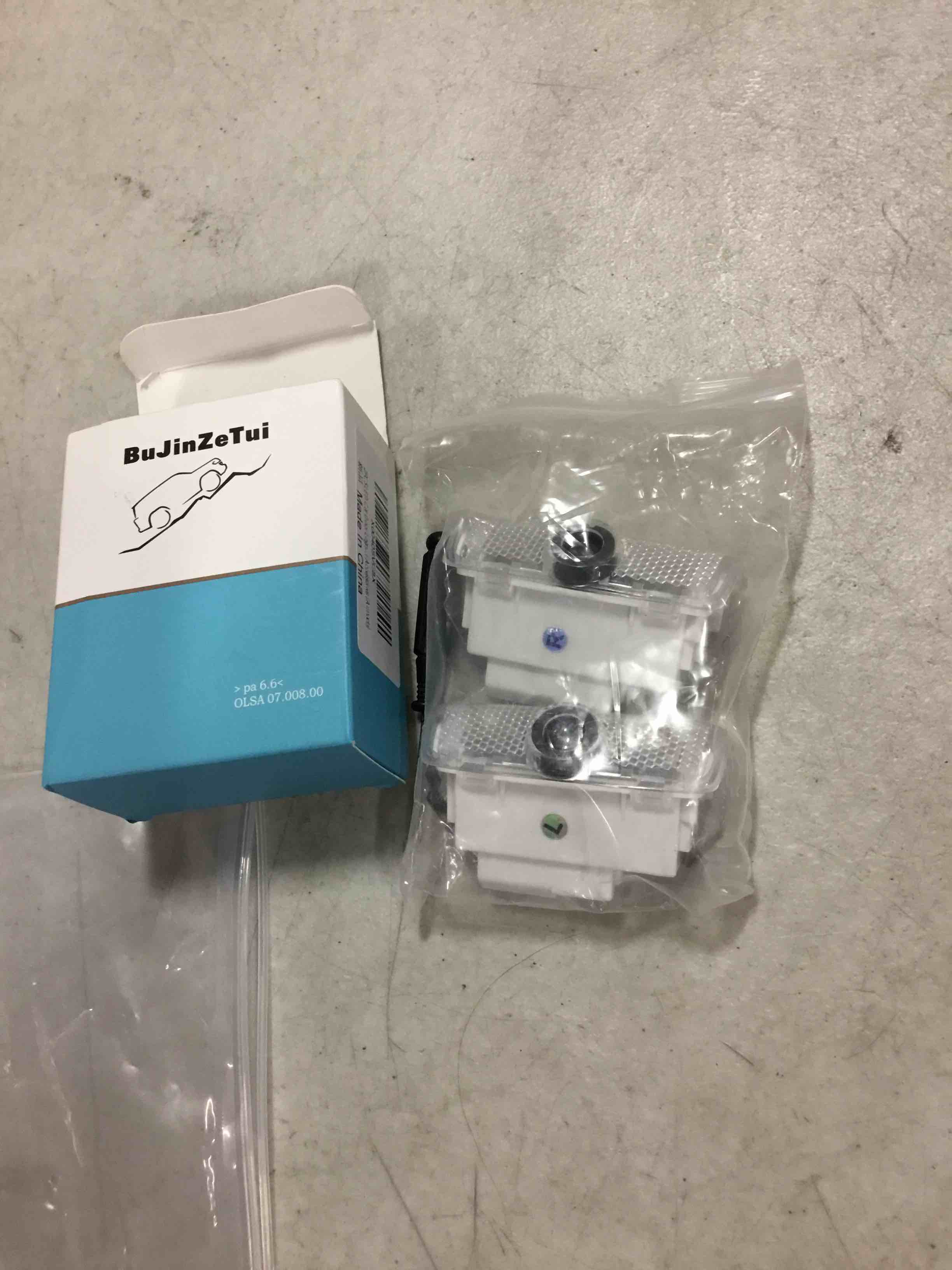 https://s3.amazonaws.com/lotting-images-prod/bidfta/BLU6496851_1720032973688.jpeg
