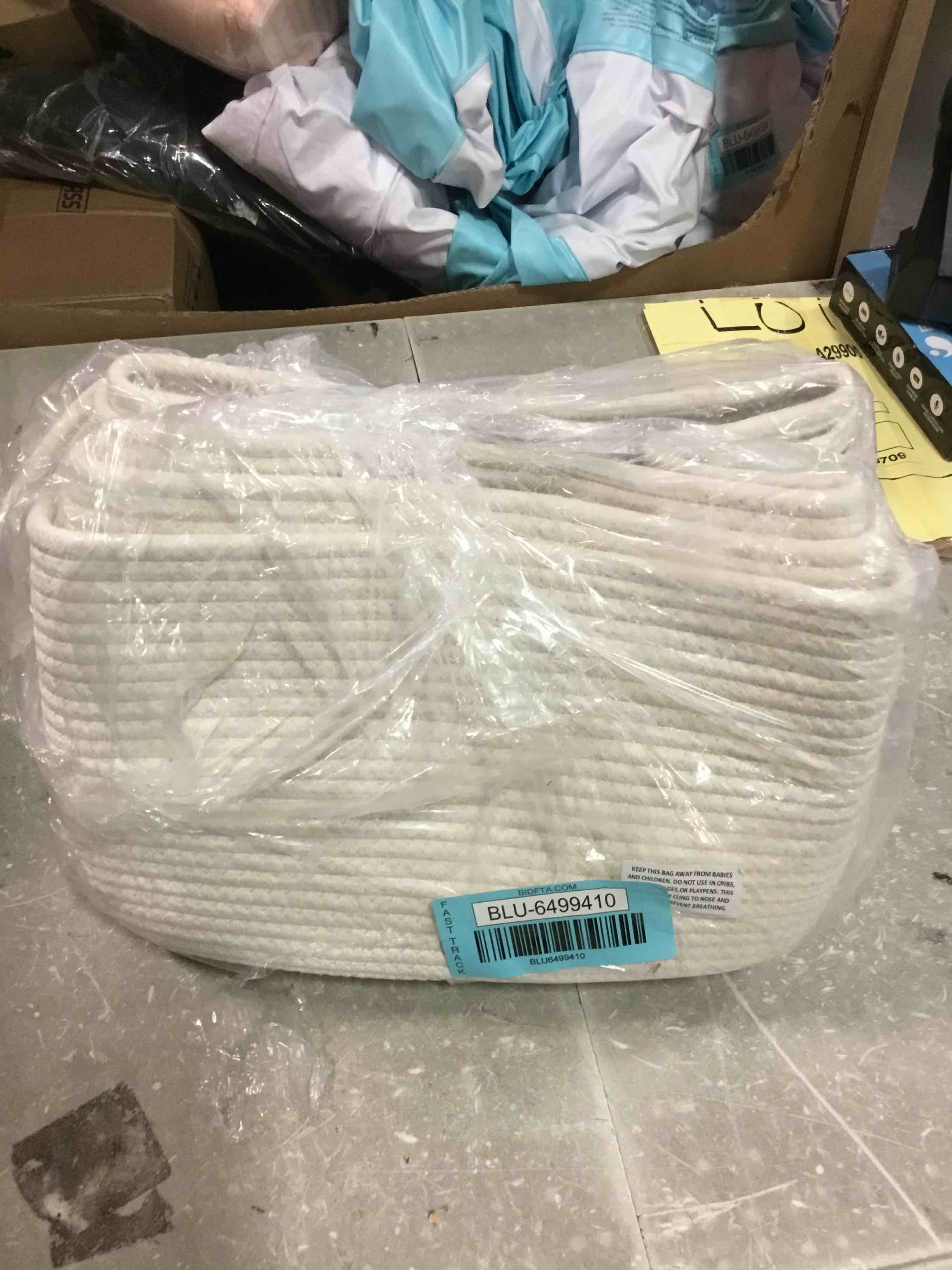 https://s3.amazonaws.com/lotting-images-prod/bidfta/BLU6499410_1719942260184.jpeg