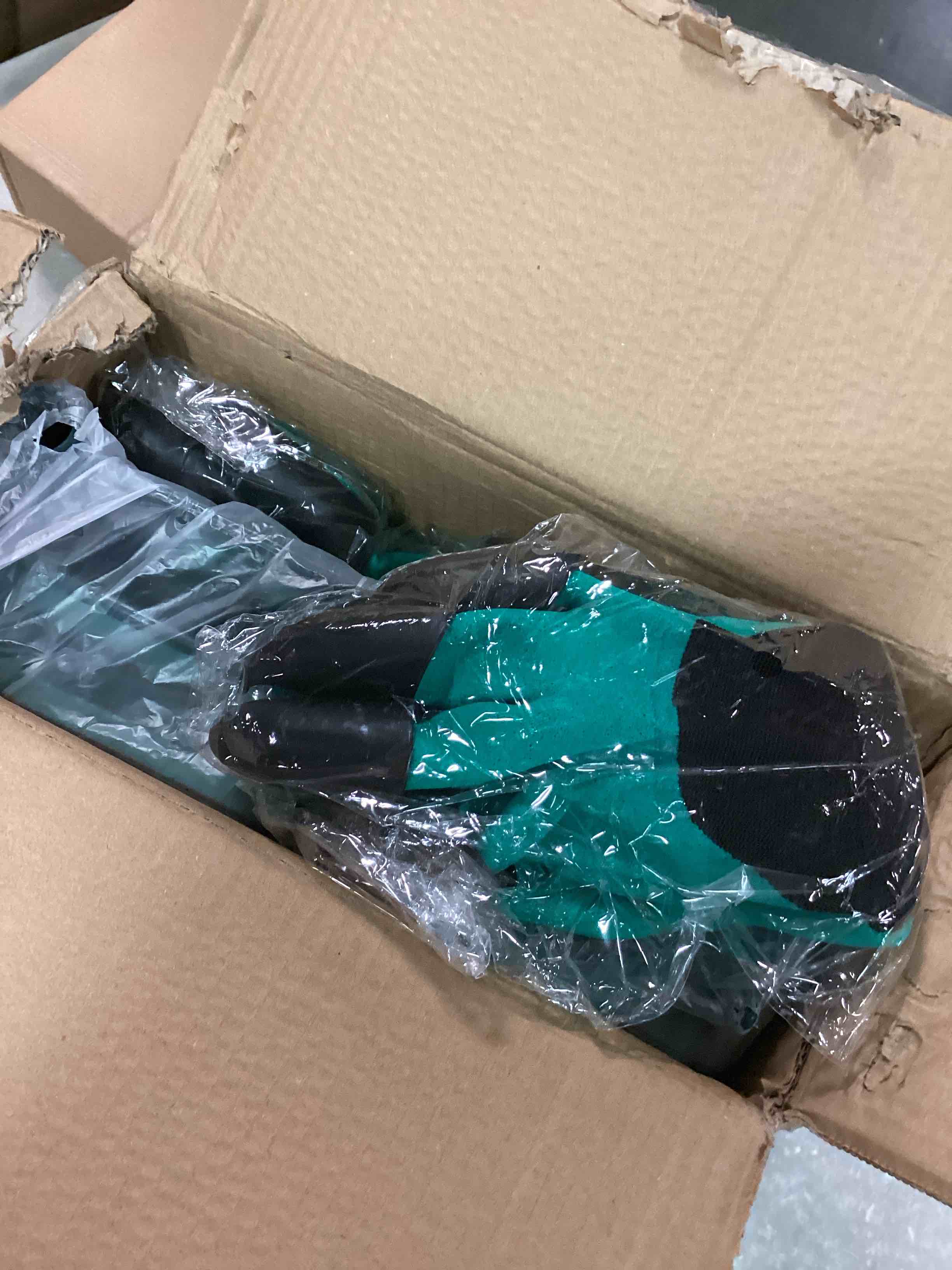 https://s3.amazonaws.com/lotting-images-prod/bidfta/BLU6499811_1720190640081.jpeg