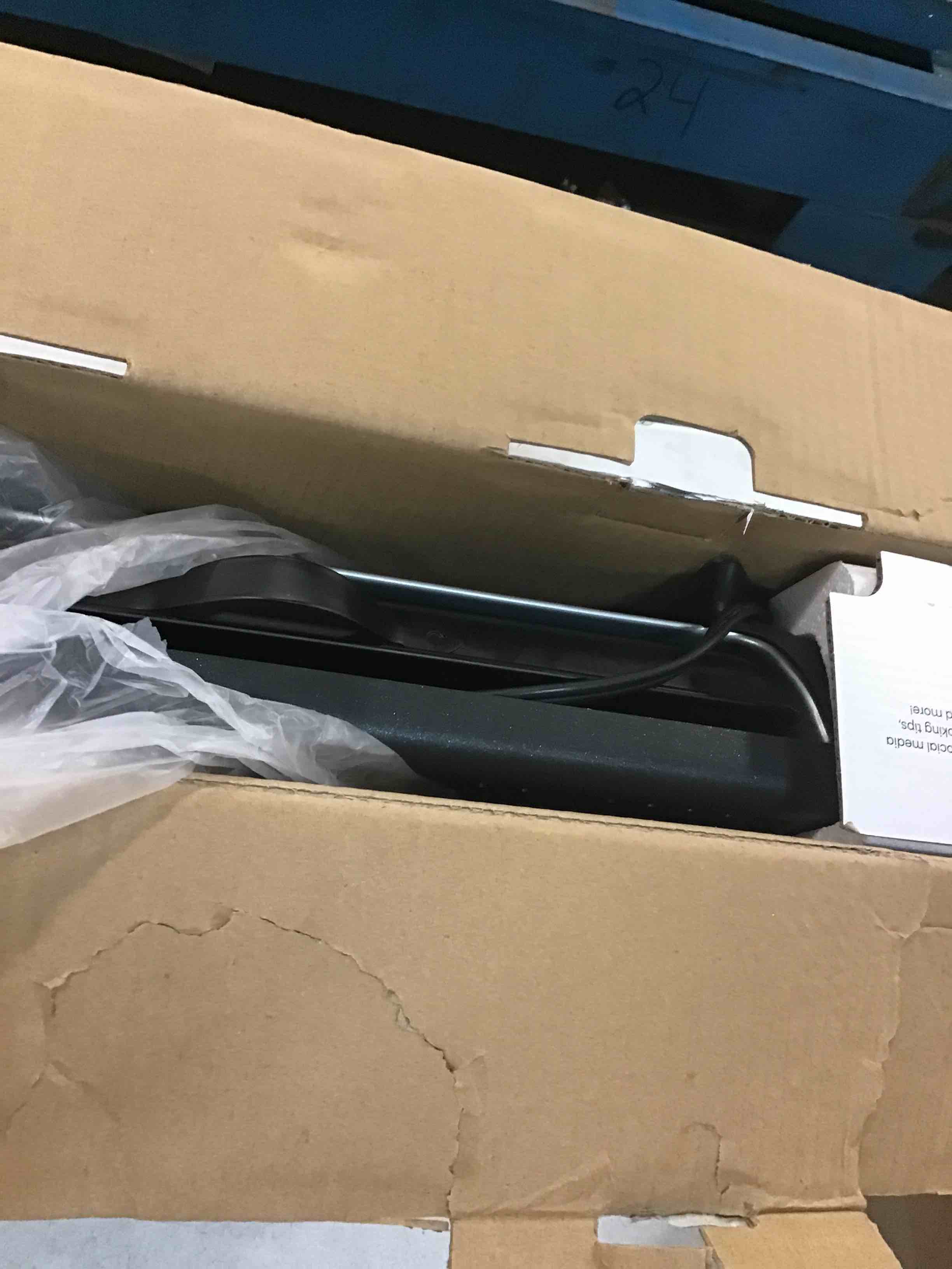 https://s3.amazonaws.com/lotting-images-prod/bidfta/BLU6501314_1718450220620.jpeg