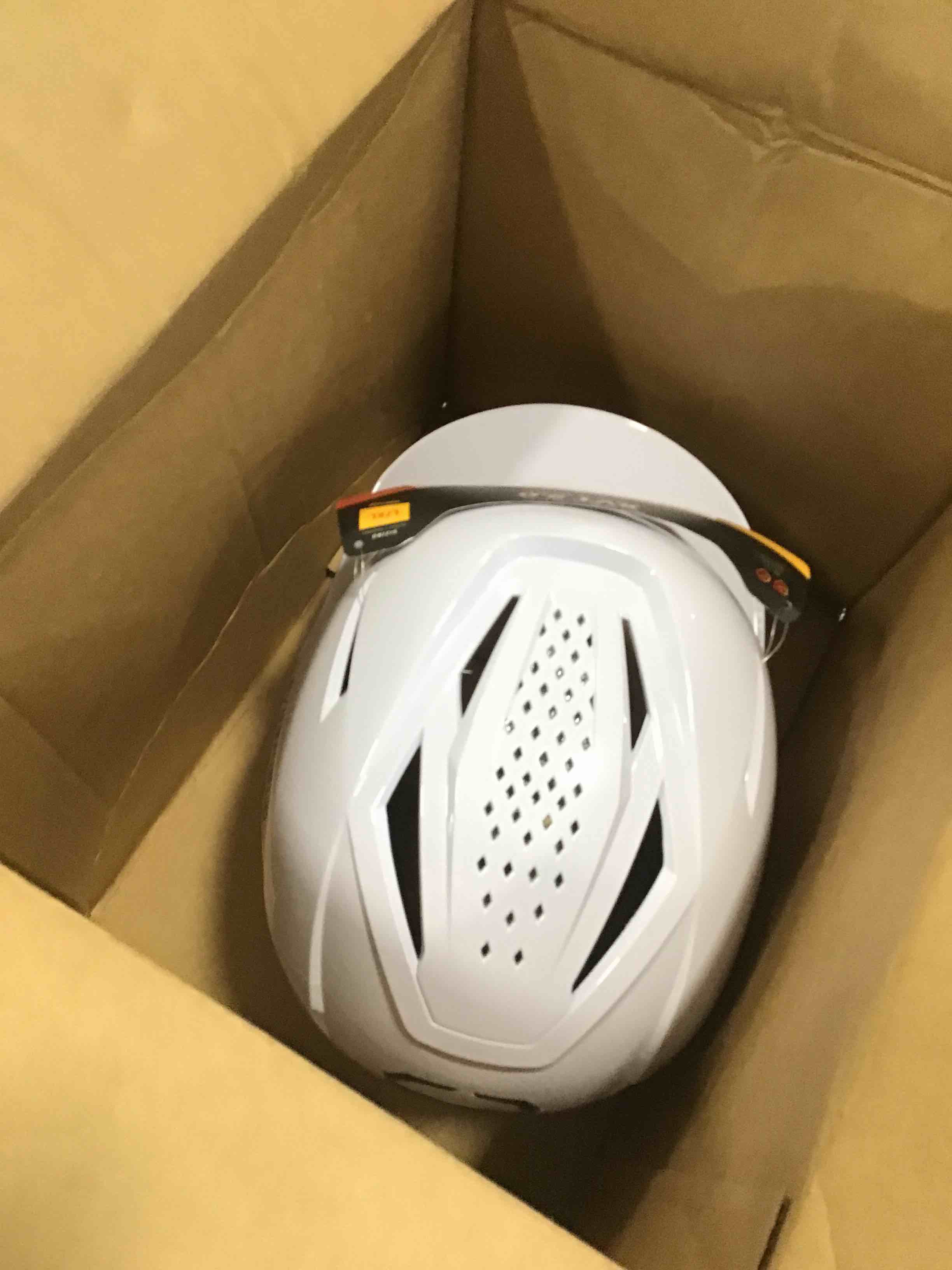 https://s3.amazonaws.com/lotting-images-prod/bidfta/BLU6505863_1718376062488.jpeg