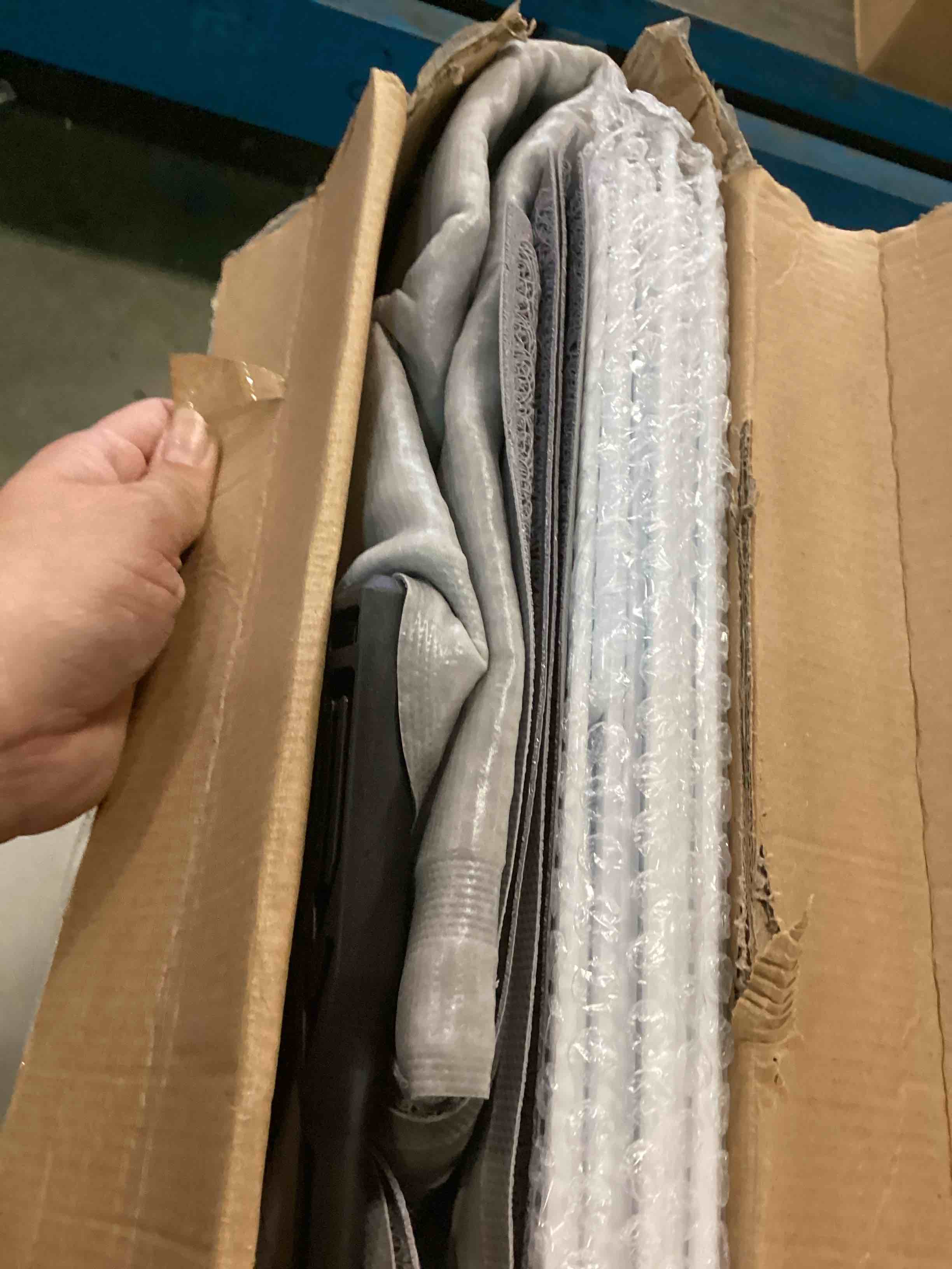 https://s3.amazonaws.com/lotting-images-prod/bidfta/BLU6507604_1717427851430.jpeg