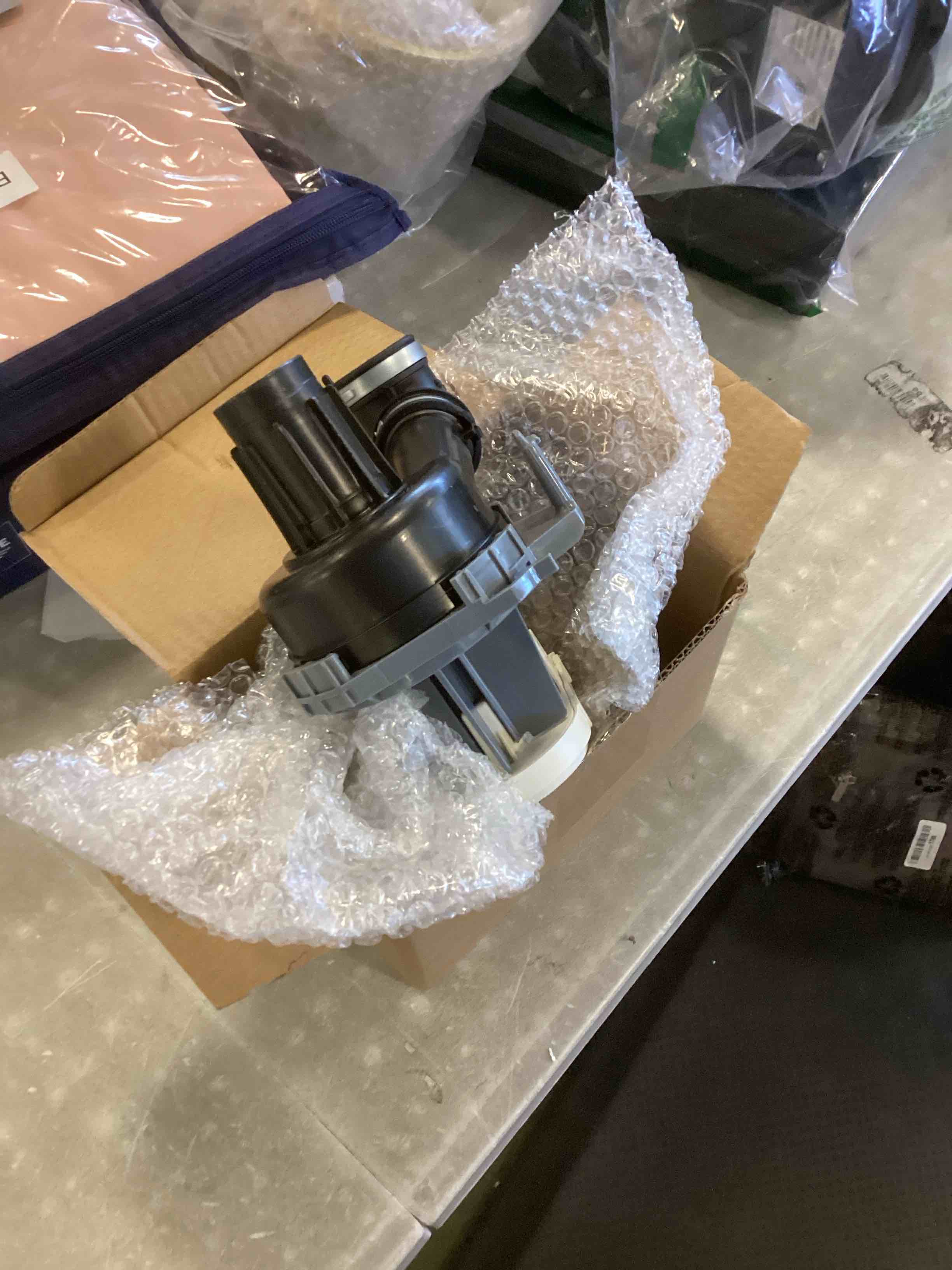 https://s3.amazonaws.com/lotting-images-prod/bidfta/BLU6523446_1719855805932.jpeg