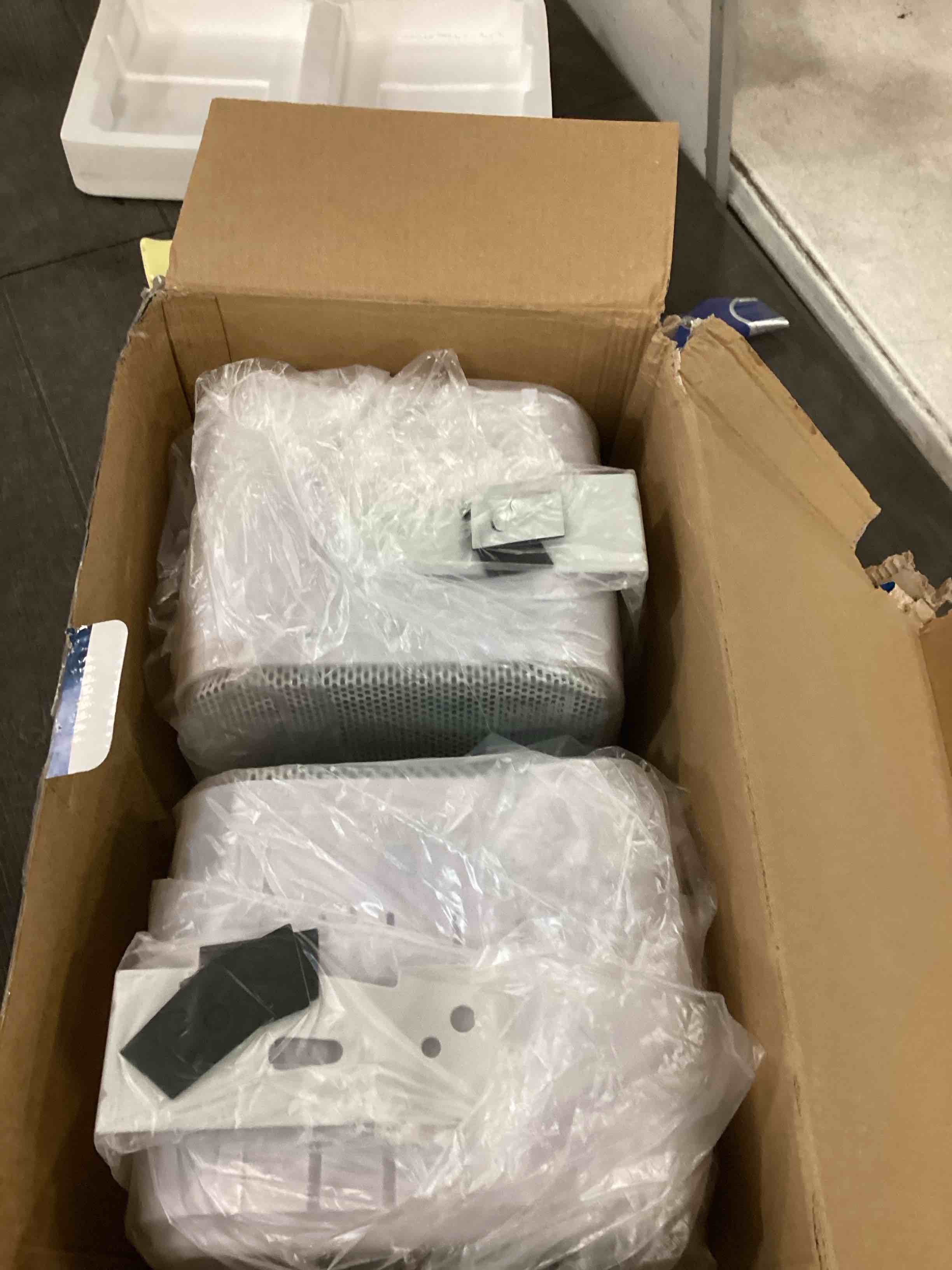 https://s3.amazonaws.com/lotting-images-prod/bidfta/BLU6525798_1720239297630.jpeg
