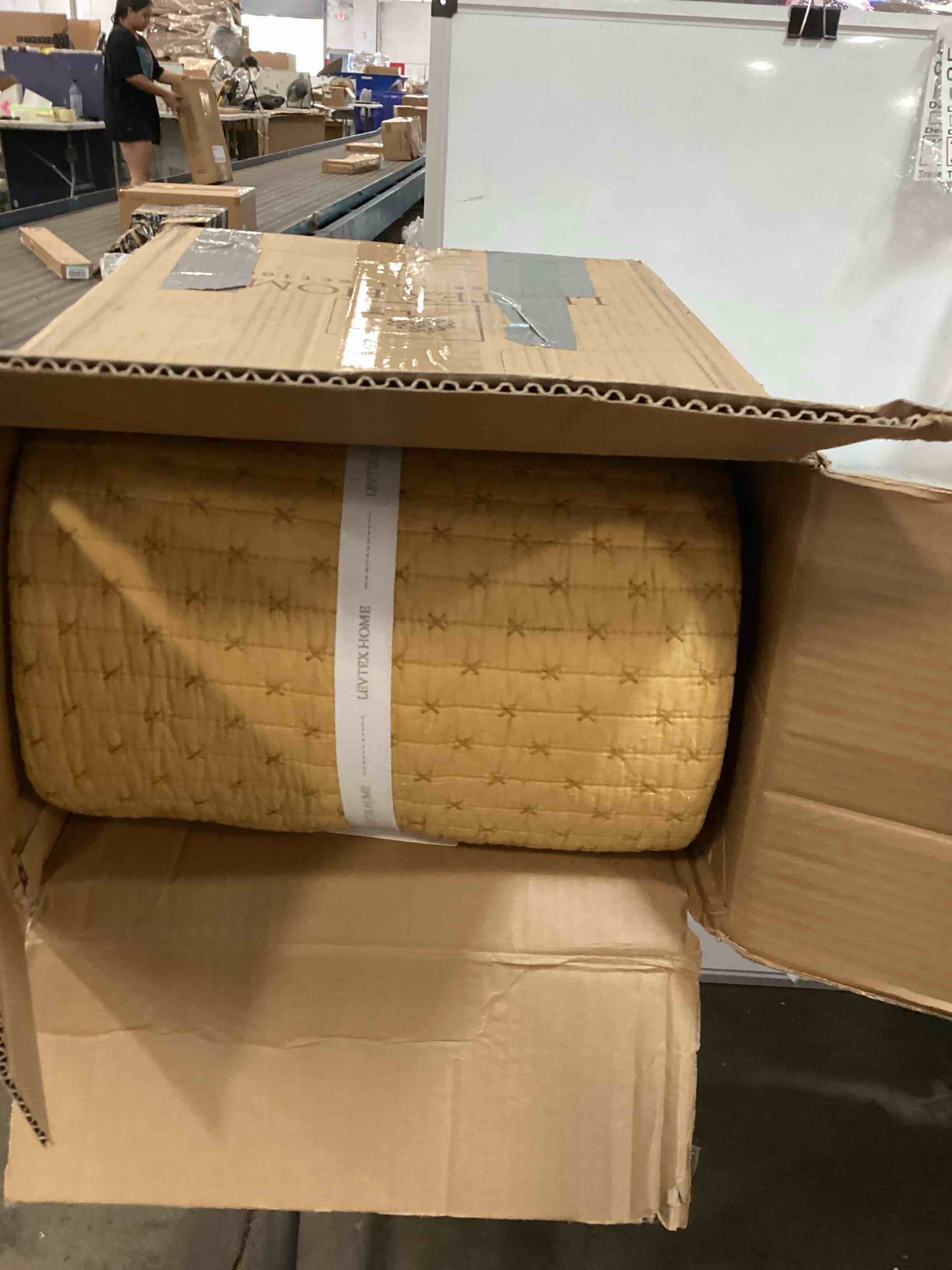 https://s3.amazonaws.com/lotting-images-prod/bidfta/BLU6526911_1720736086560.jpeg