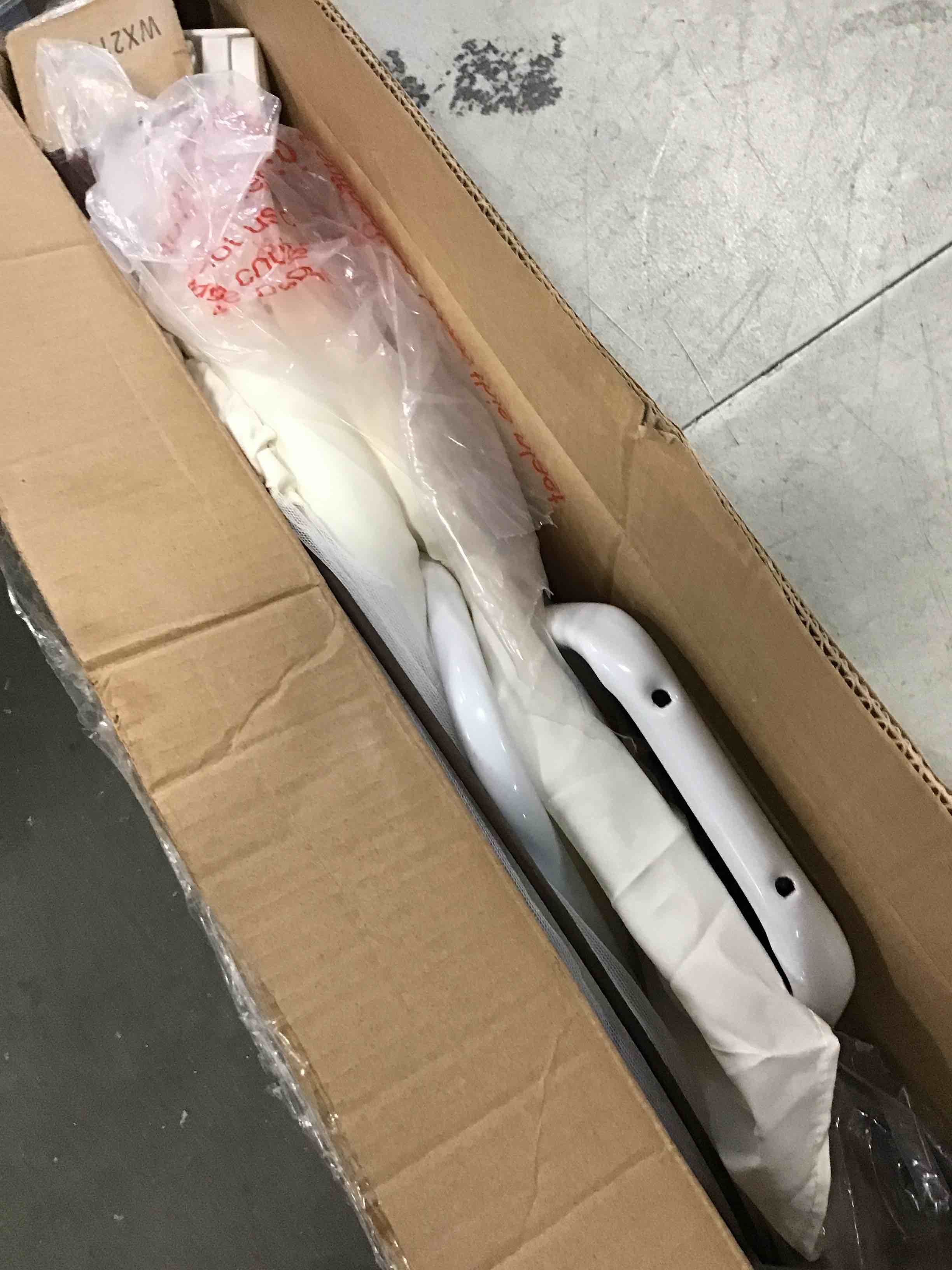 https://s3.amazonaws.com/lotting-images-prod/bidfta/BLU6536458_1718626326288.jpeg
