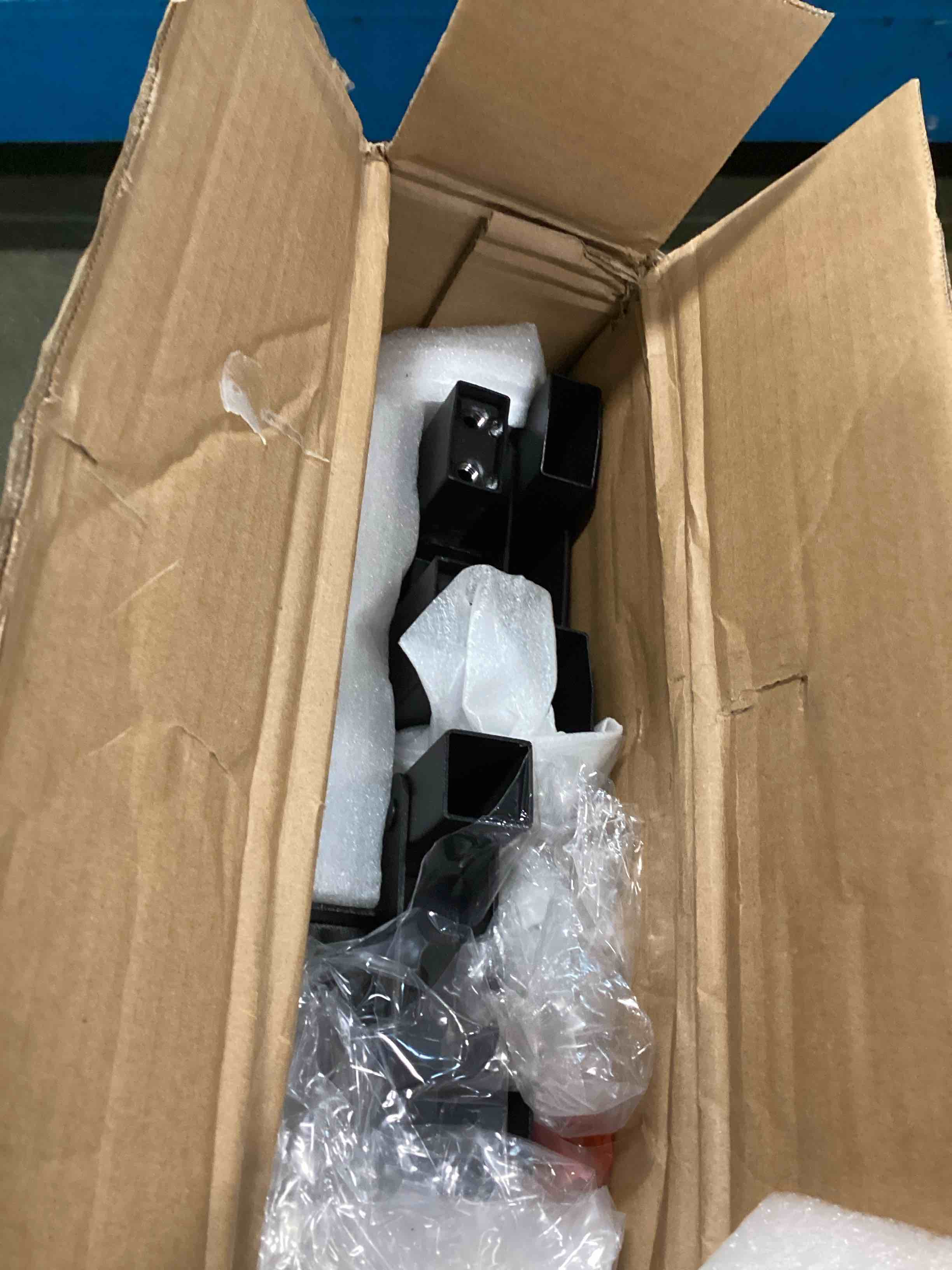https://s3.amazonaws.com/lotting-images-prod/bidfta/BLU6538945_1718368432743.jpeg
