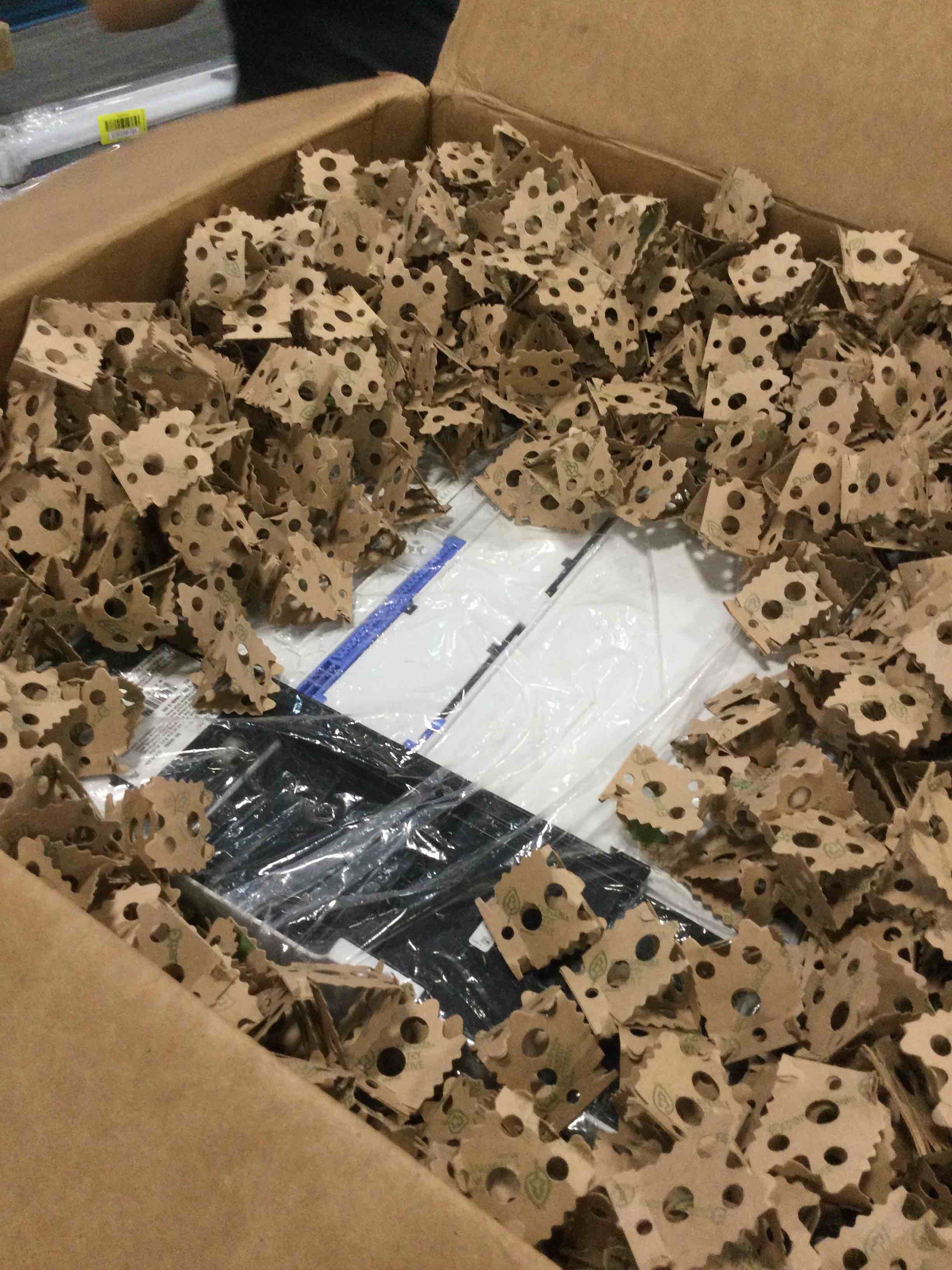 https://s3.amazonaws.com/lotting-images-prod/bidfta/BLU6539096_1718385240162.jpeg