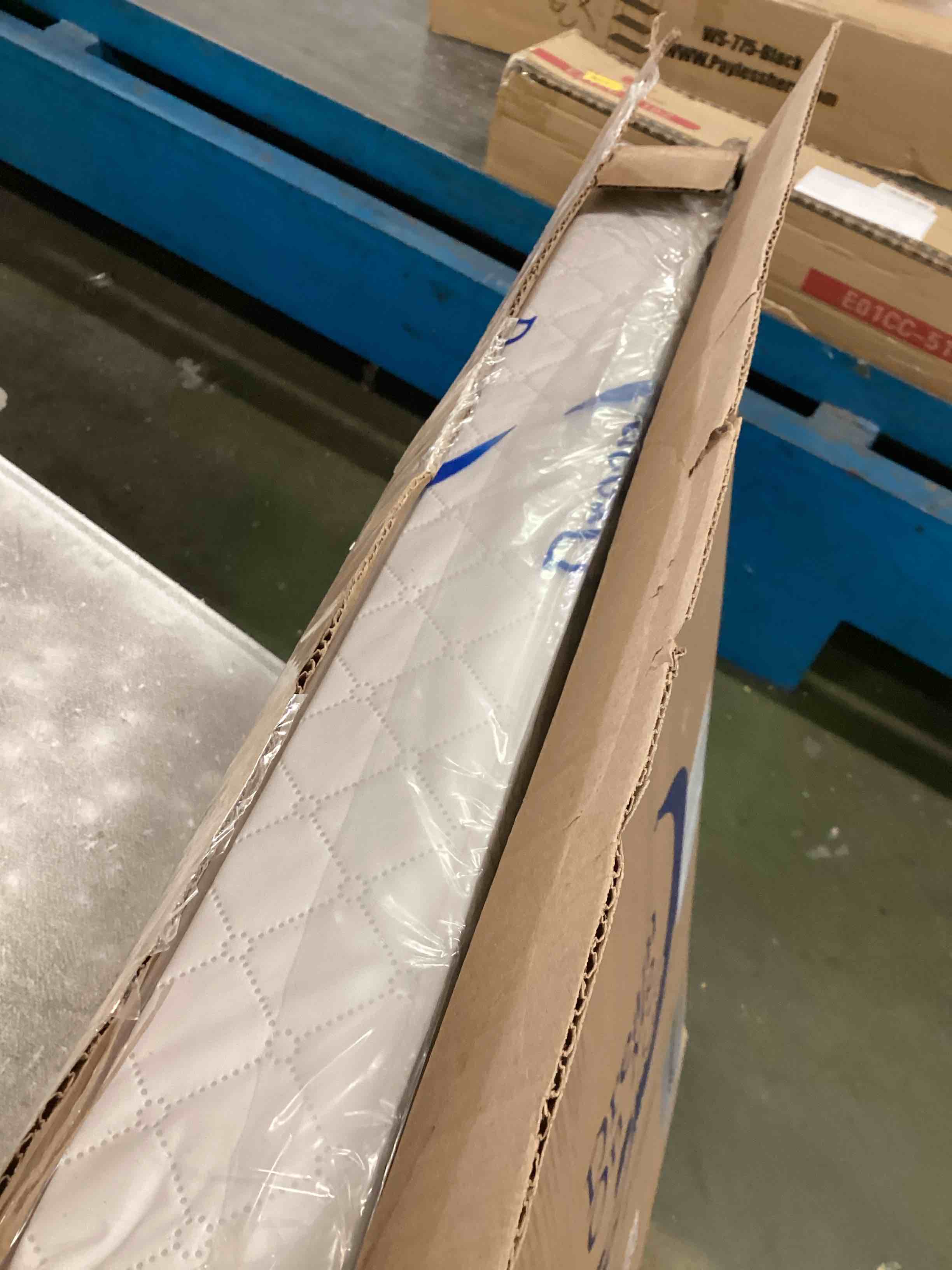 https://s3.amazonaws.com/lotting-images-prod/bidfta/BLU6539532_1718628015597.jpeg
