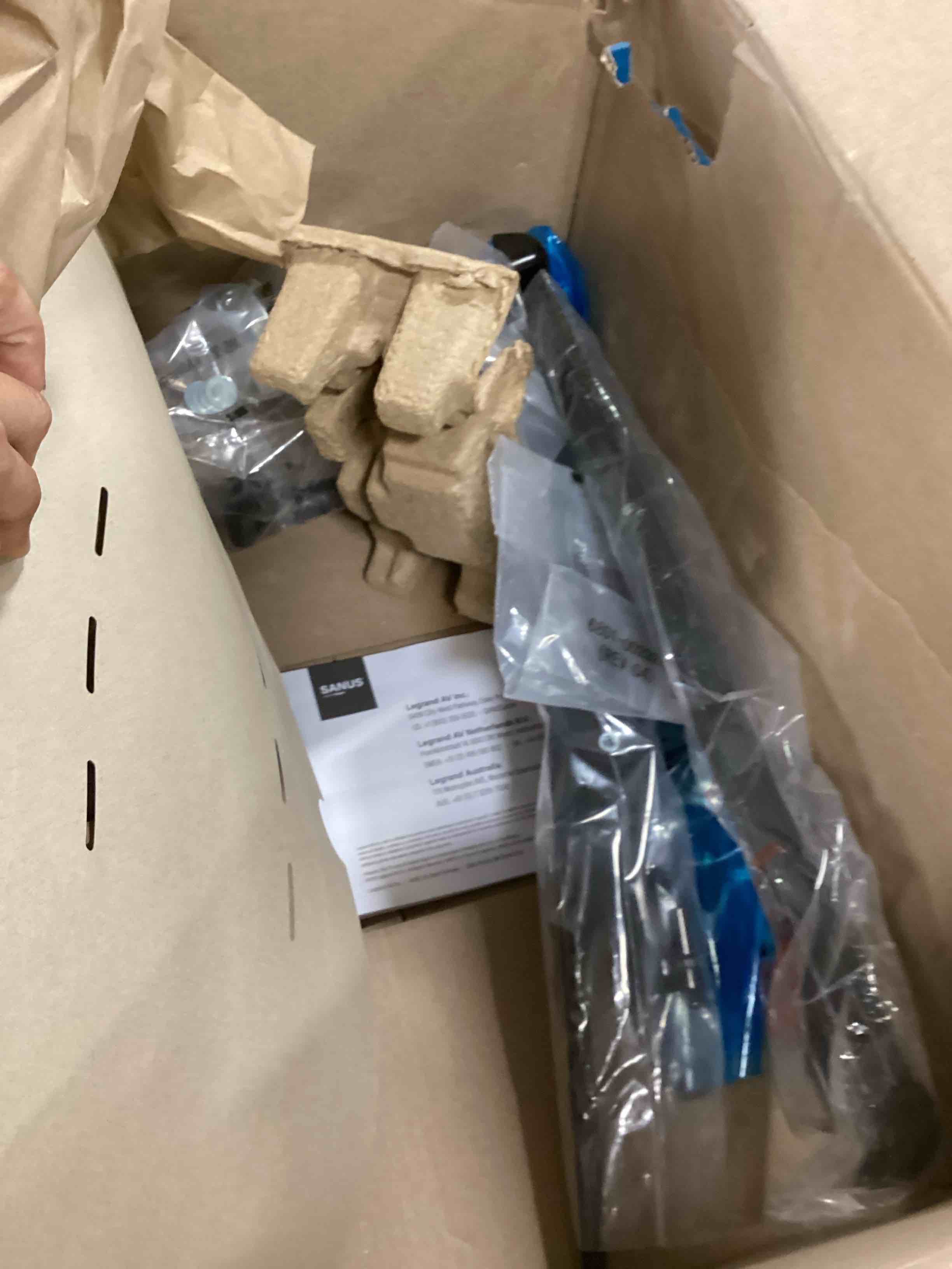 https://s3.amazonaws.com/lotting-images-prod/bidfta/BLU6539843_1718716793029.jpeg