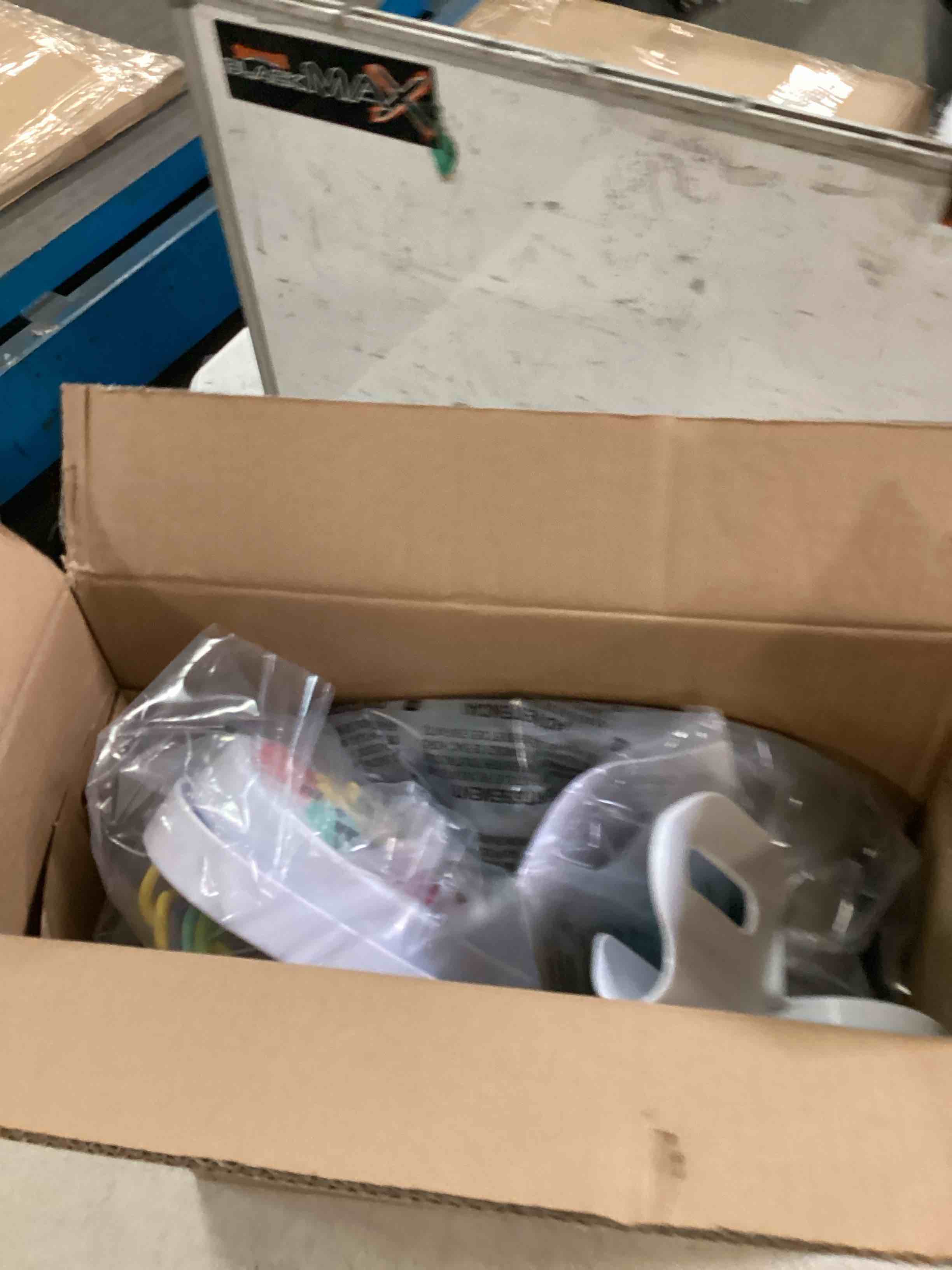 https://s3.amazonaws.com/lotting-images-prod/bidfta/BLU6541263_1718721081971.jpeg