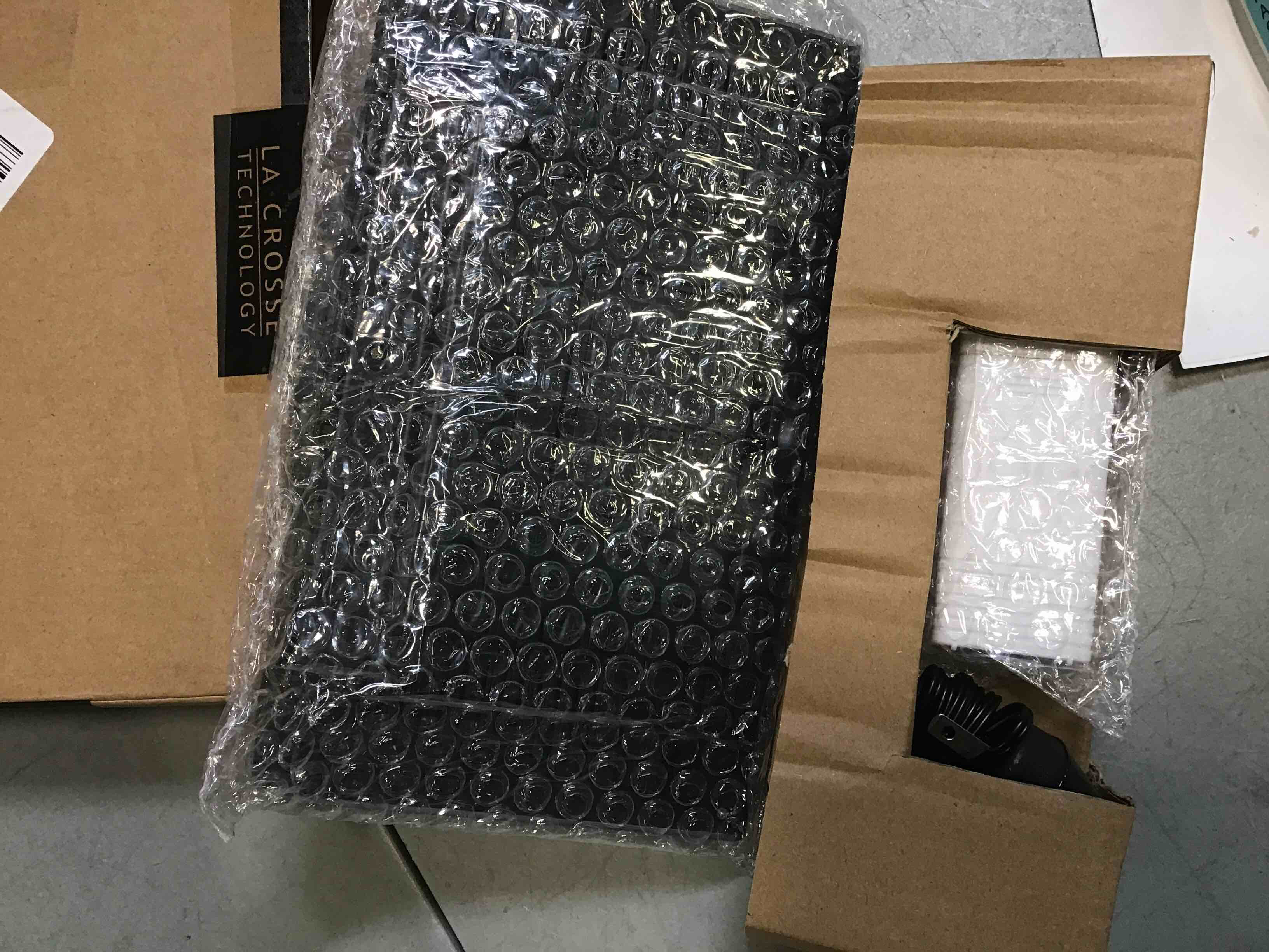 https://s3.amazonaws.com/lotting-images-prod/bidfta/BLU6543484_1718306197824.jpeg