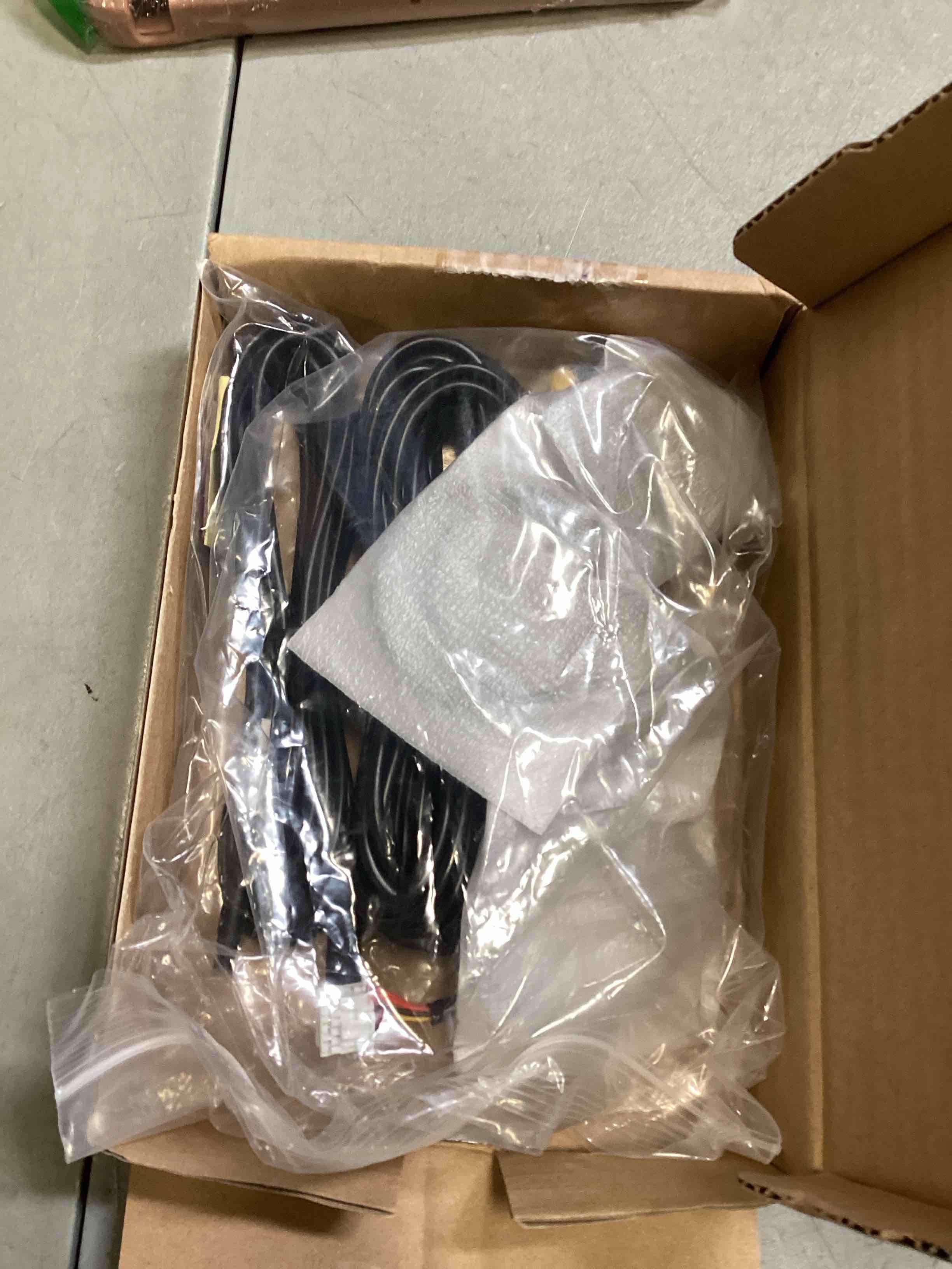 https://s3.amazonaws.com/lotting-images-prod/bidfta/BLU6543575_1718376310258.jpeg