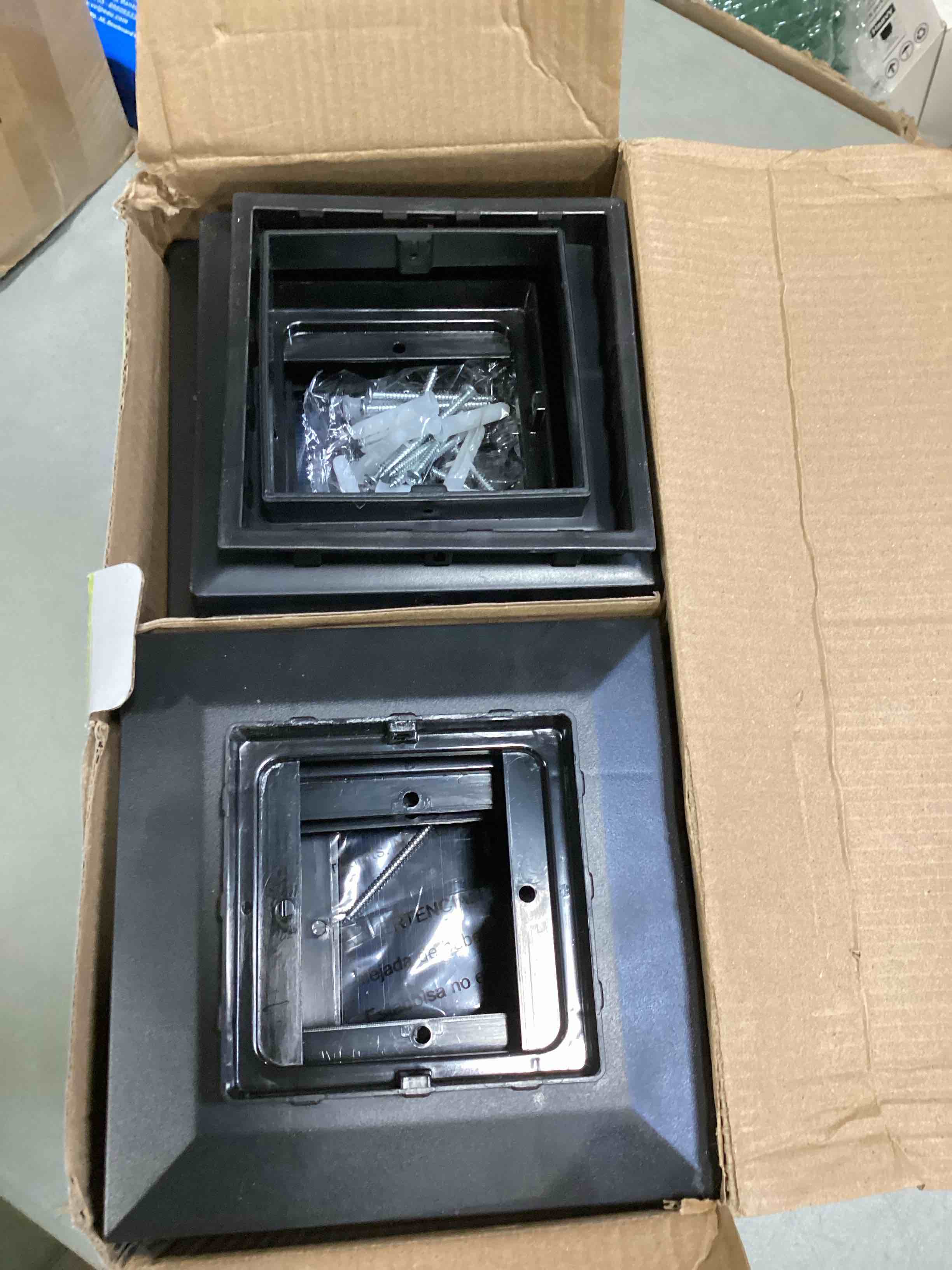 https://s3.amazonaws.com/lotting-images-prod/bidfta/BLU6543768_1718453851298.jpeg