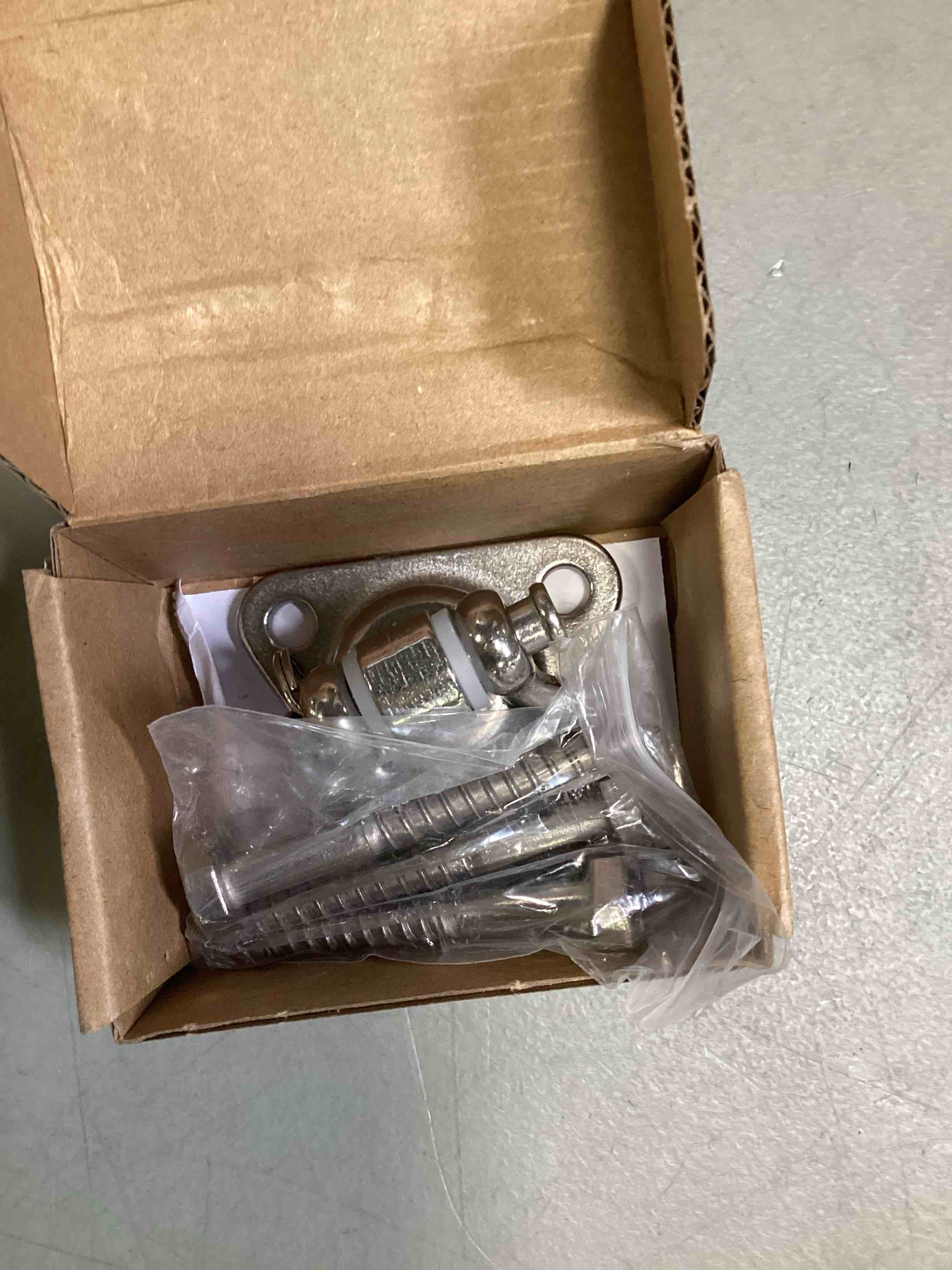https://s3.amazonaws.com/lotting-images-prod/bidfta/BLU6543846_1718461603586.jpeg