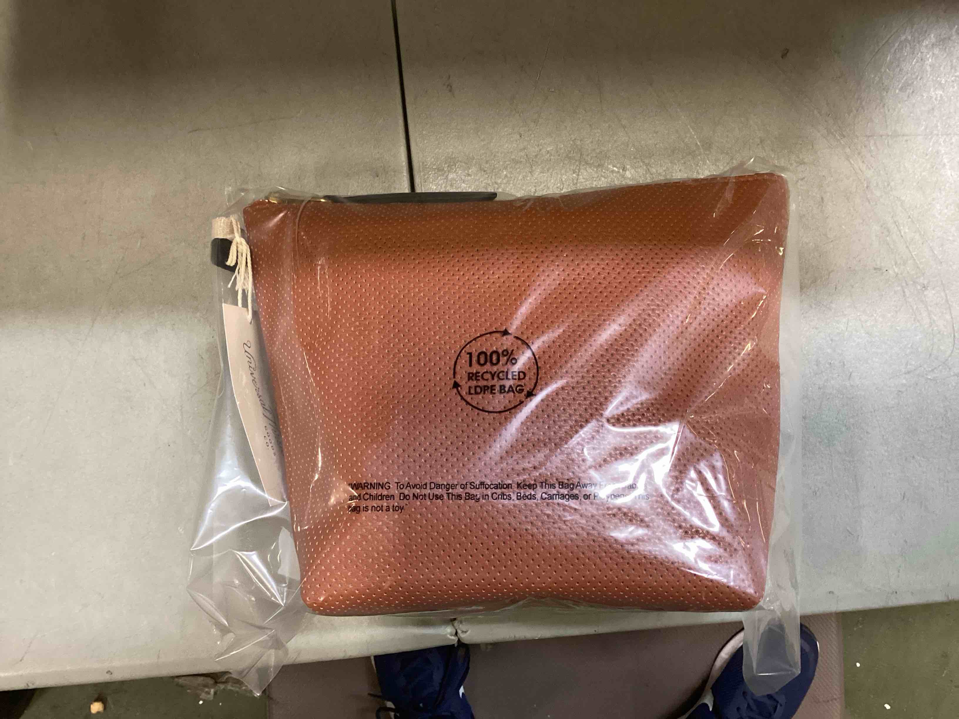 https://s3.amazonaws.com/lotting-images-prod/bidfta/BLU6544669_1719259949420.jpeg