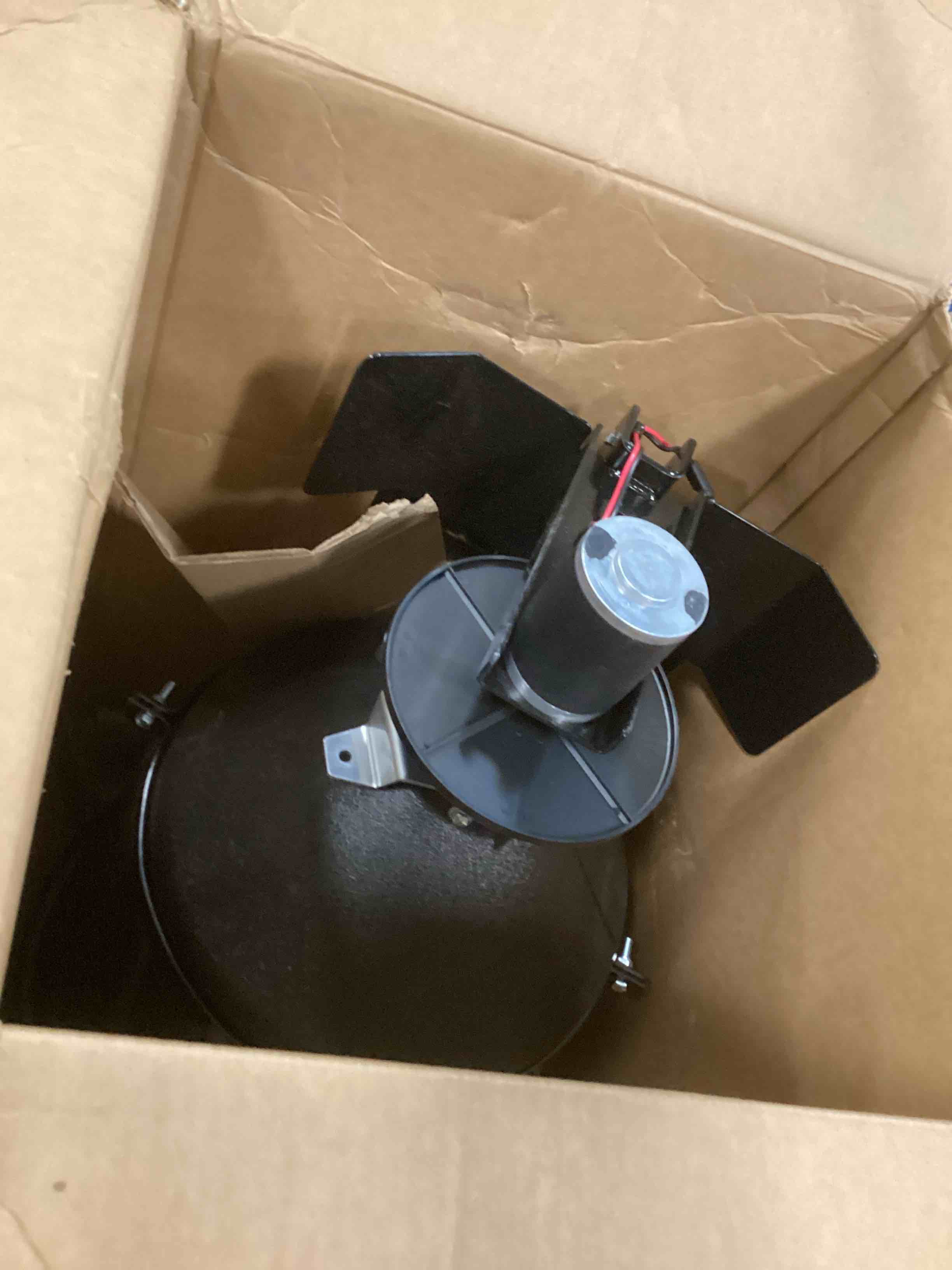 https://s3.amazonaws.com/lotting-images-prod/bidfta/BLU6570510_1715689665678.jpeg