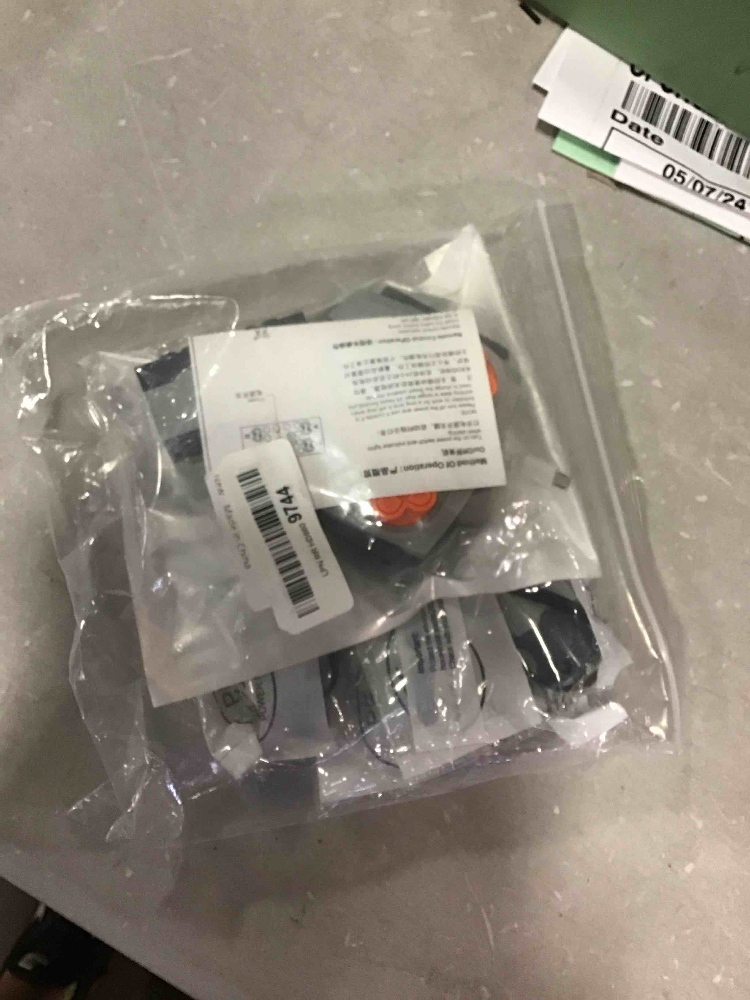https://s3.amazonaws.com/lotting-images-prod/bidfta/BLU6589911_1718478307843.jpeg