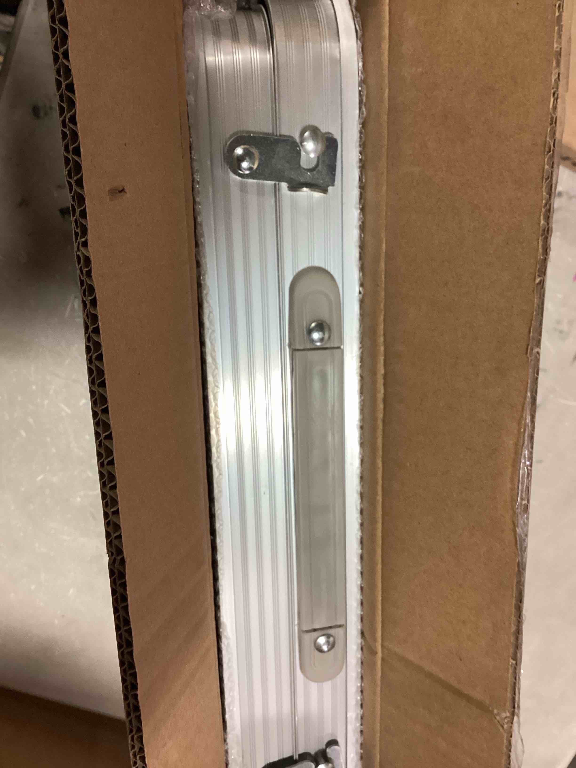 https://s3.amazonaws.com/lotting-images-prod/bidfta/BLU6595734_1718395388583.jpeg