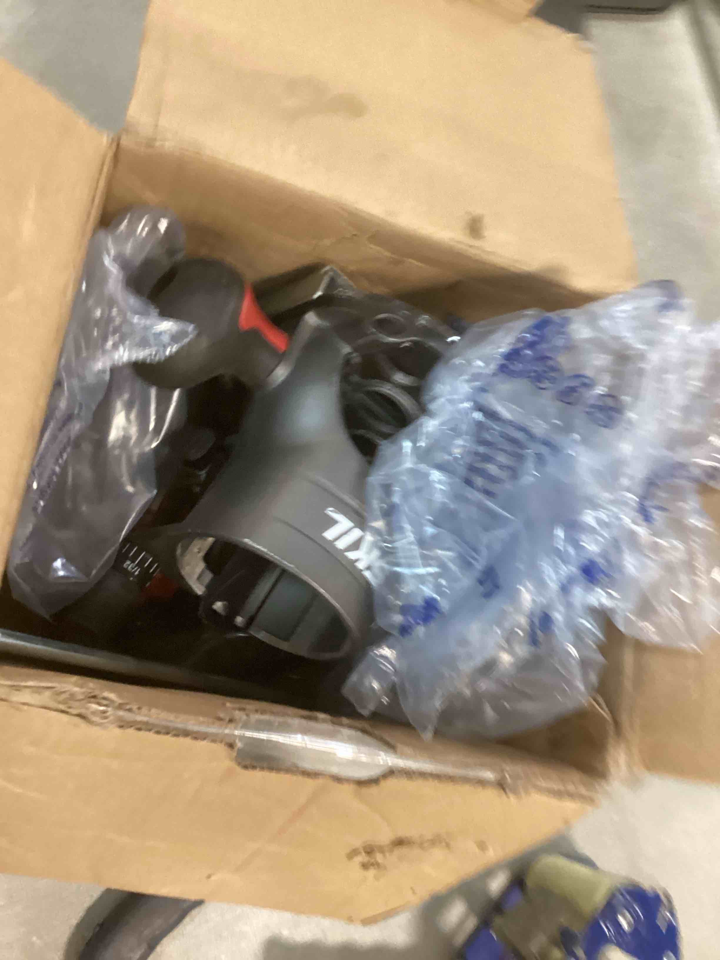 https://s3.amazonaws.com/lotting-images-prod/bidfta/BLU6612229_1718389080492.jpeg