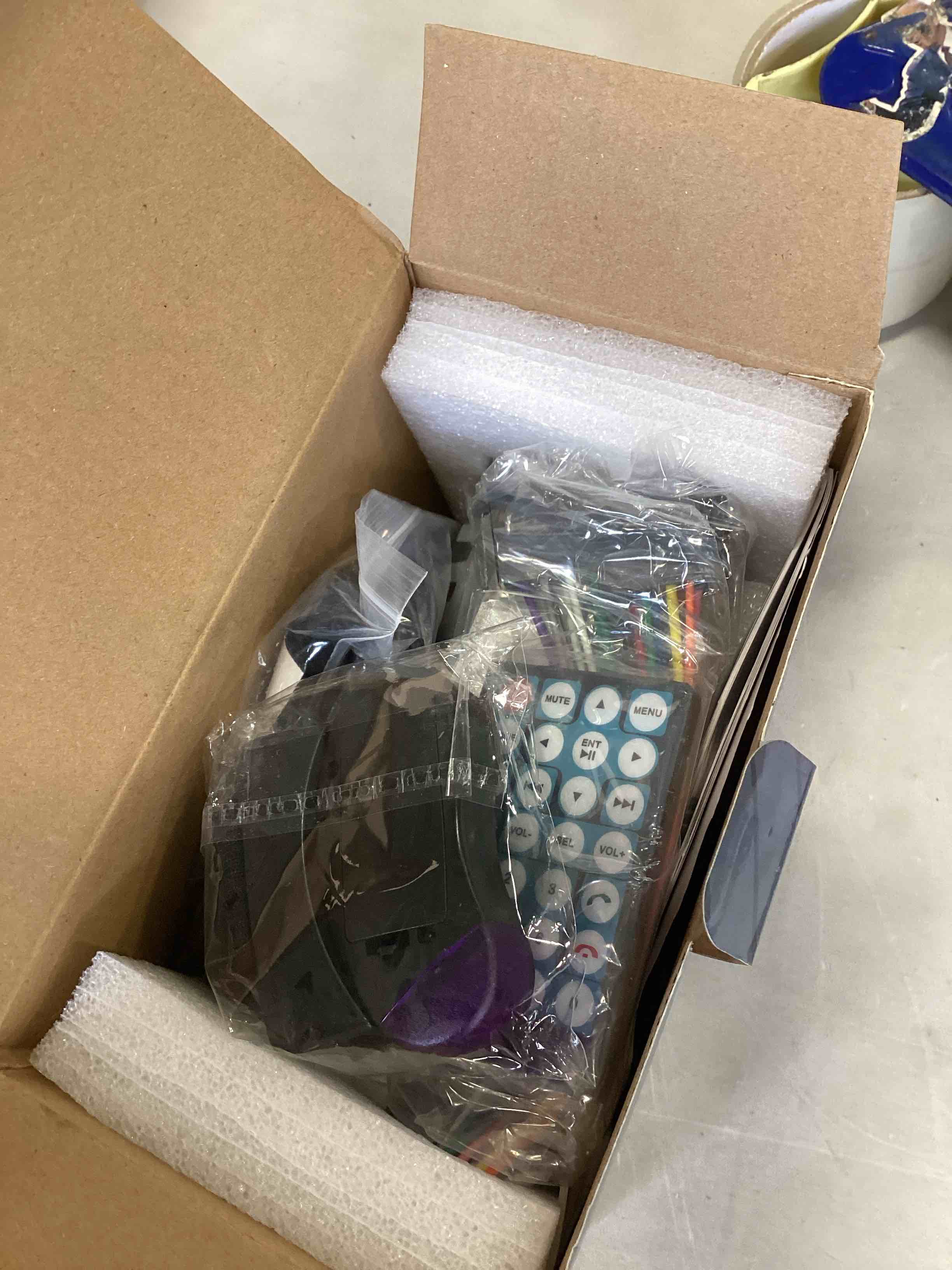 https://s3.amazonaws.com/lotting-images-prod/bidfta/BLU6616030_1717695306653.jpeg