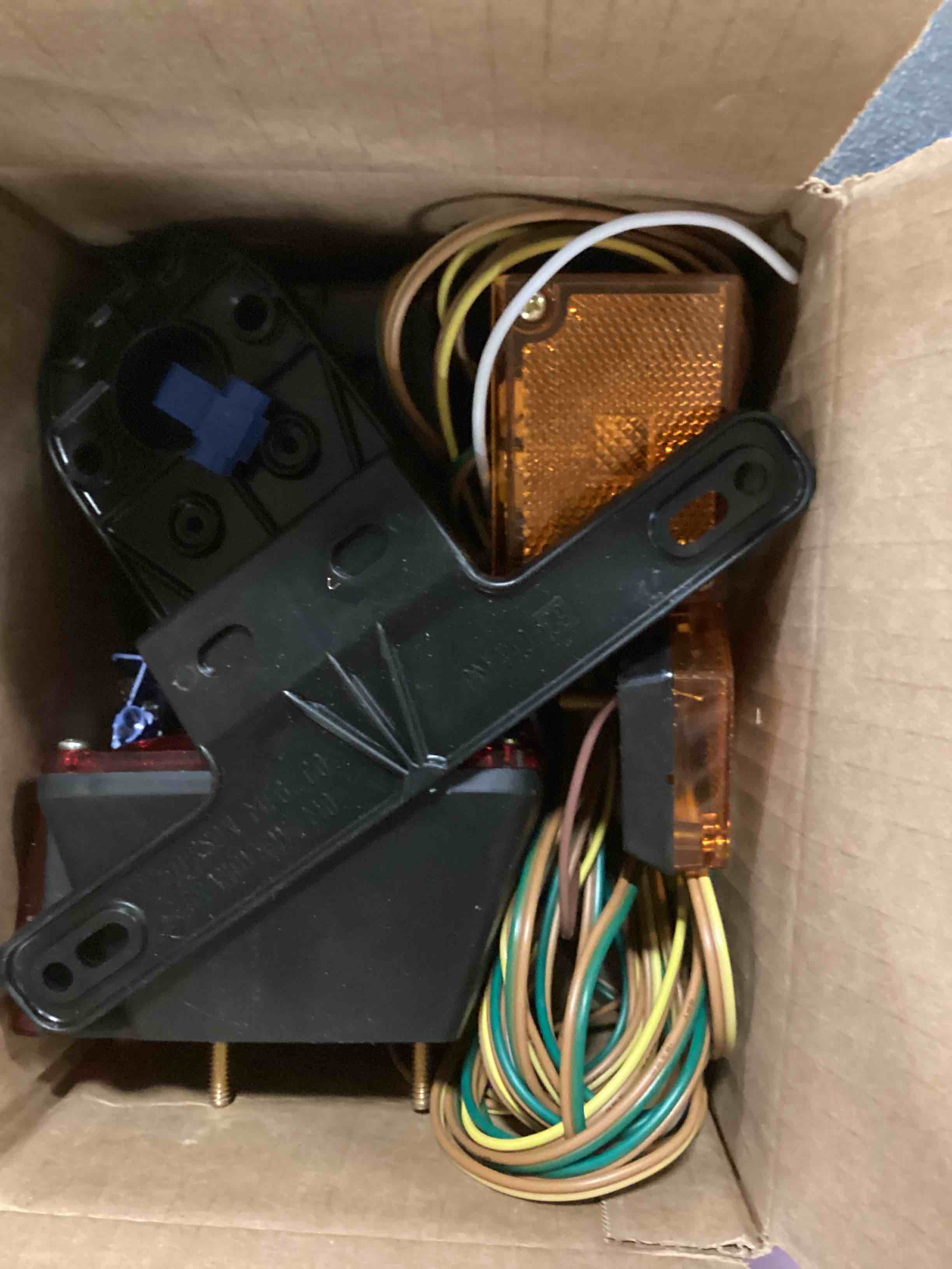 https://s3.amazonaws.com/lotting-images-prod/bidfta/BLU6617957_1718200300765.jpeg