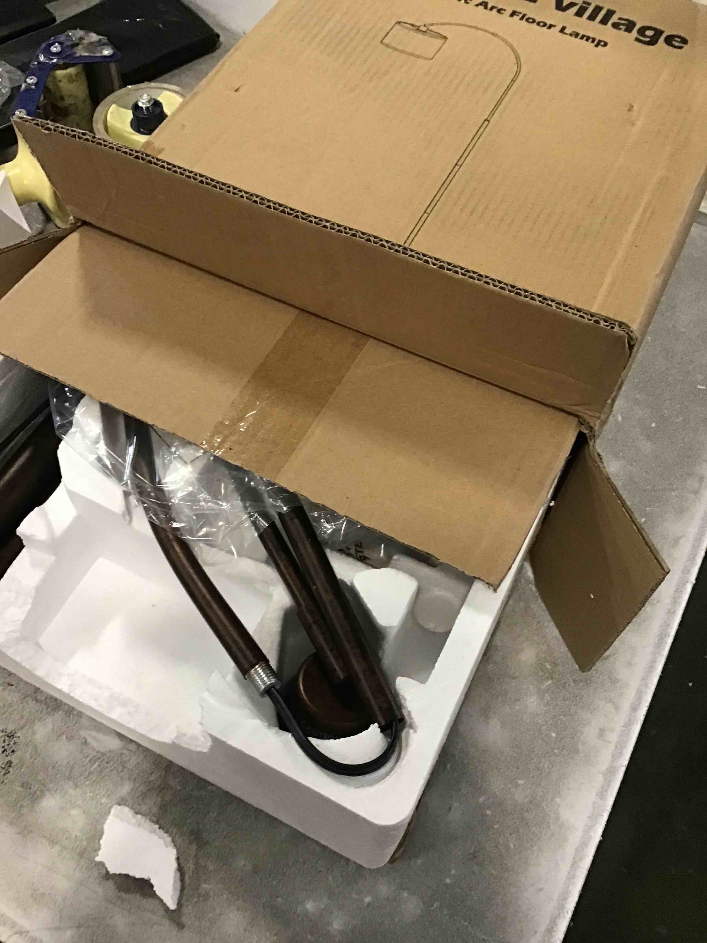 https://s3.amazonaws.com/lotting-images-prod/bidfta/BLU6622515_1717780767417.jpeg