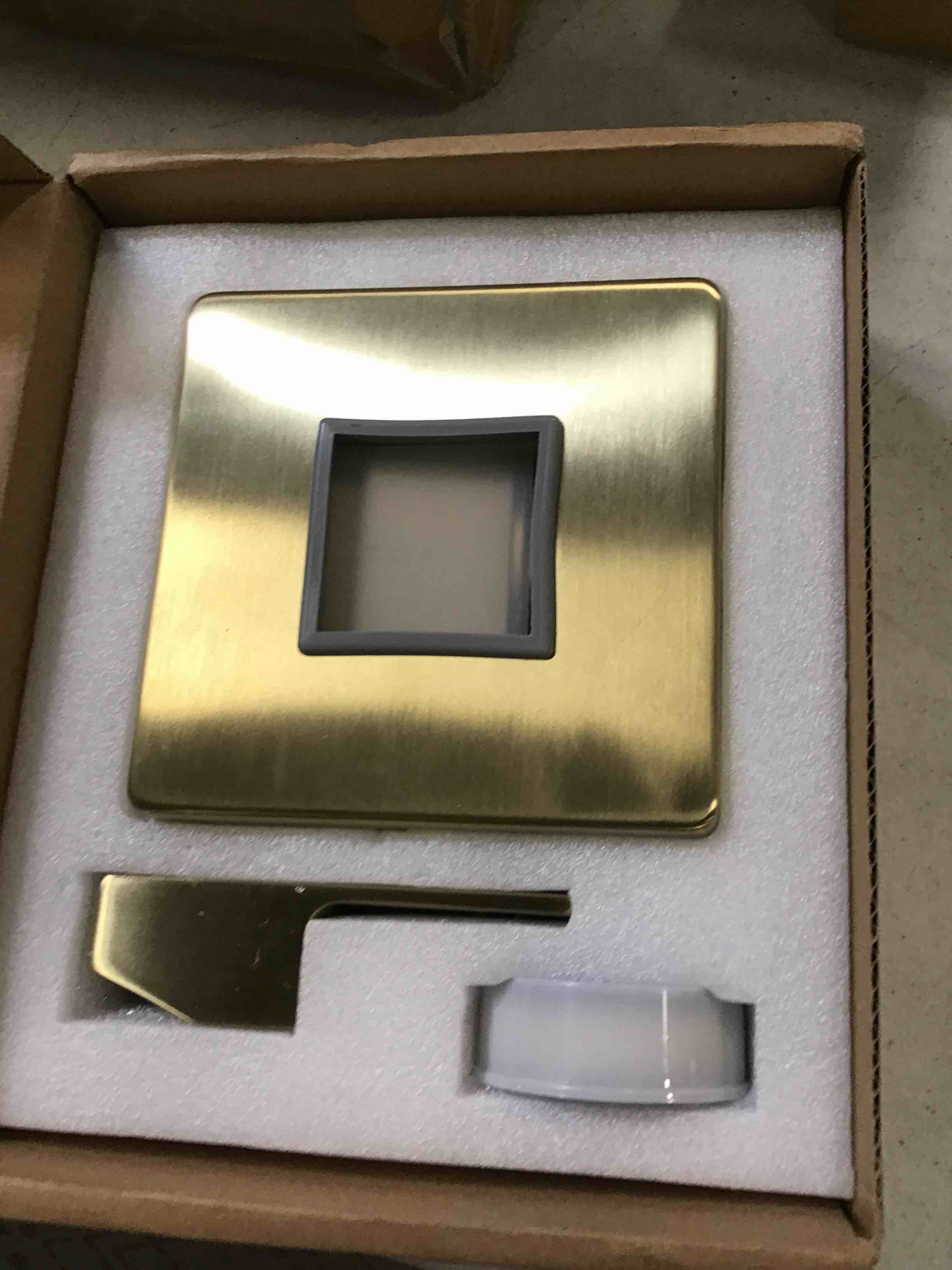 https://s3.amazonaws.com/lotting-images-prod/bidfta/BLU6626938_1717263666500.jpeg
