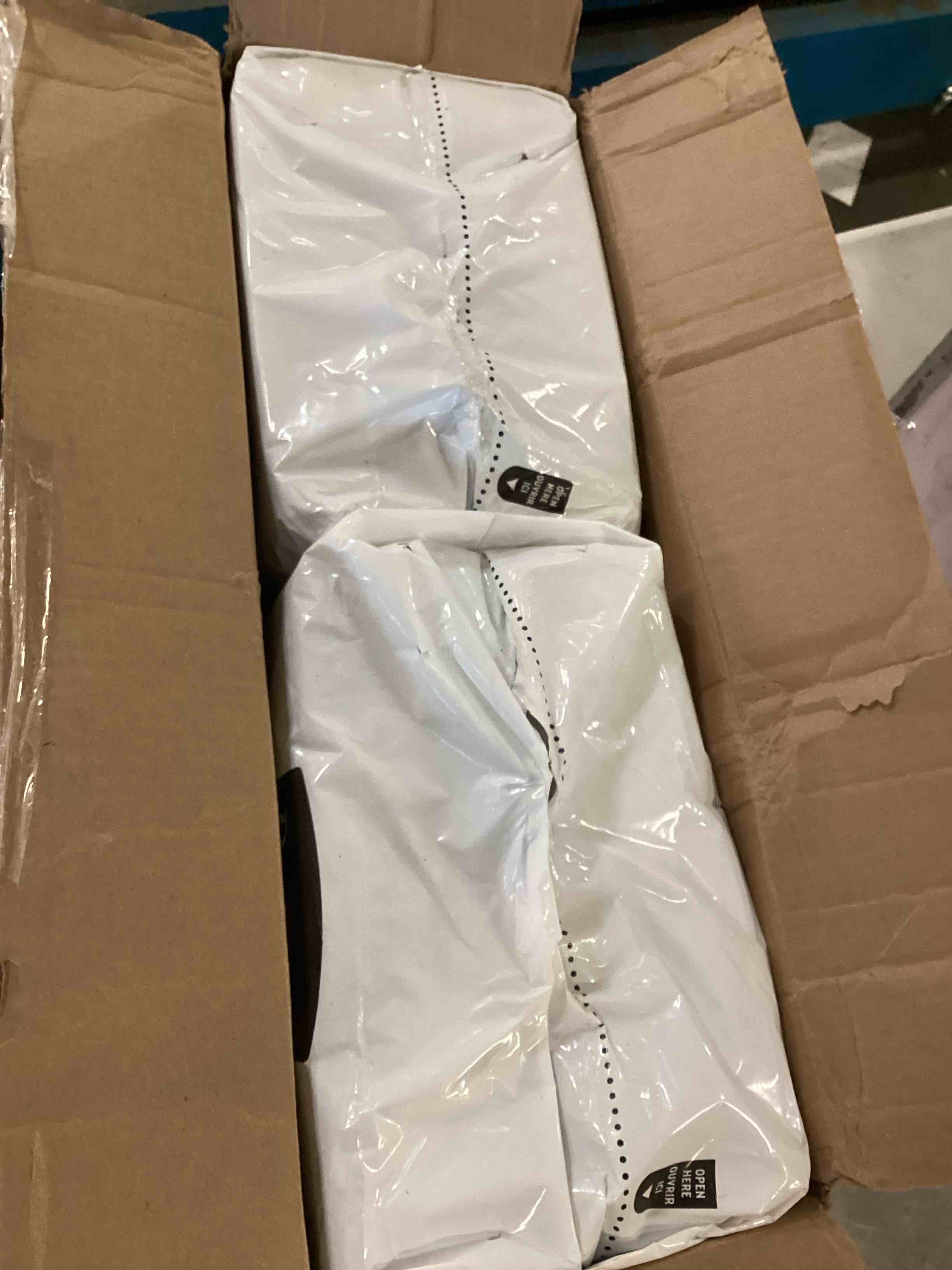https://s3.amazonaws.com/lotting-images-prod/bidfta/BLU6631596_1717768200500.jpeg