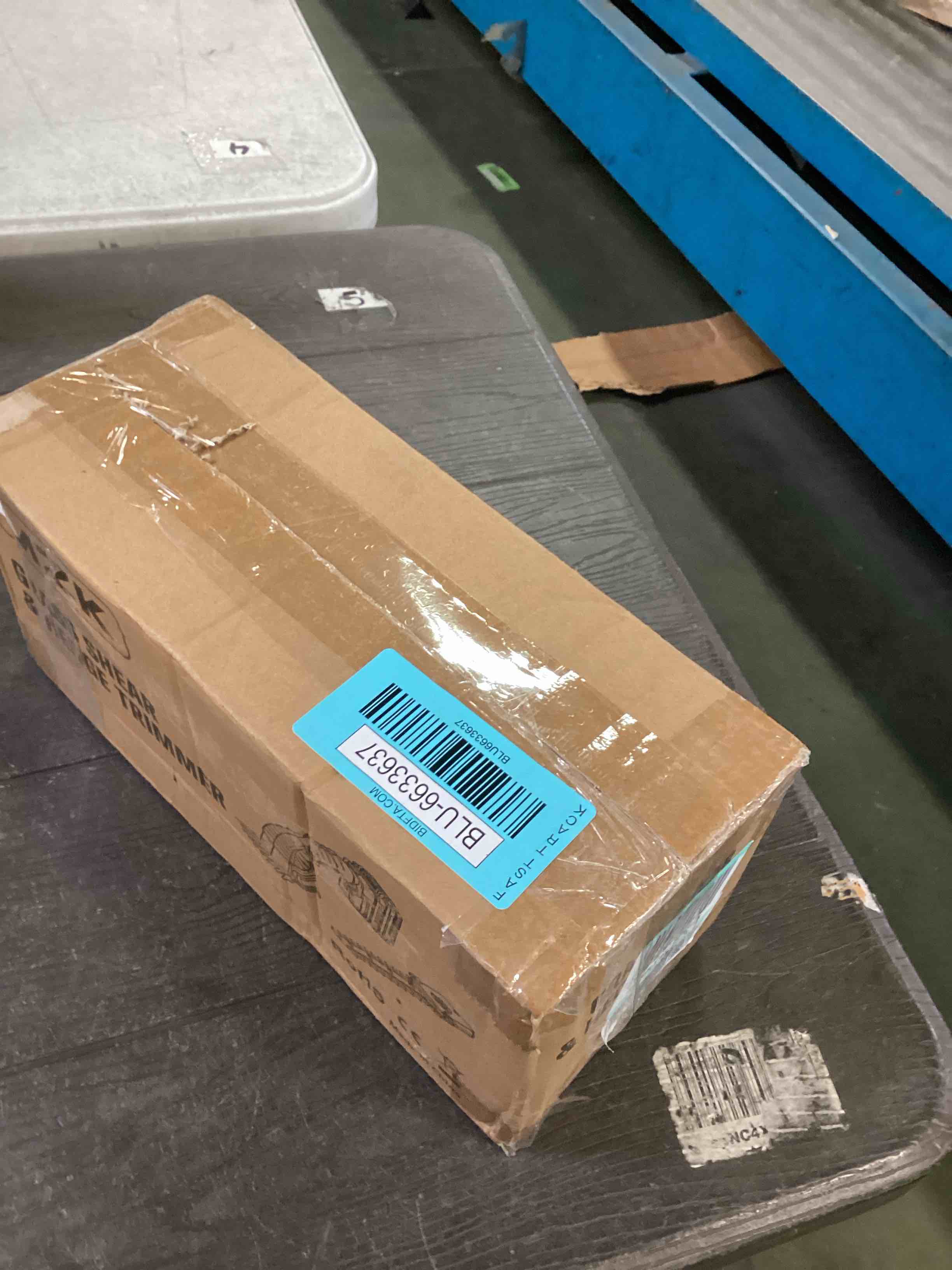 https://s3.amazonaws.com/lotting-images-prod/bidfta/BLU6633637_1720708727931.jpeg