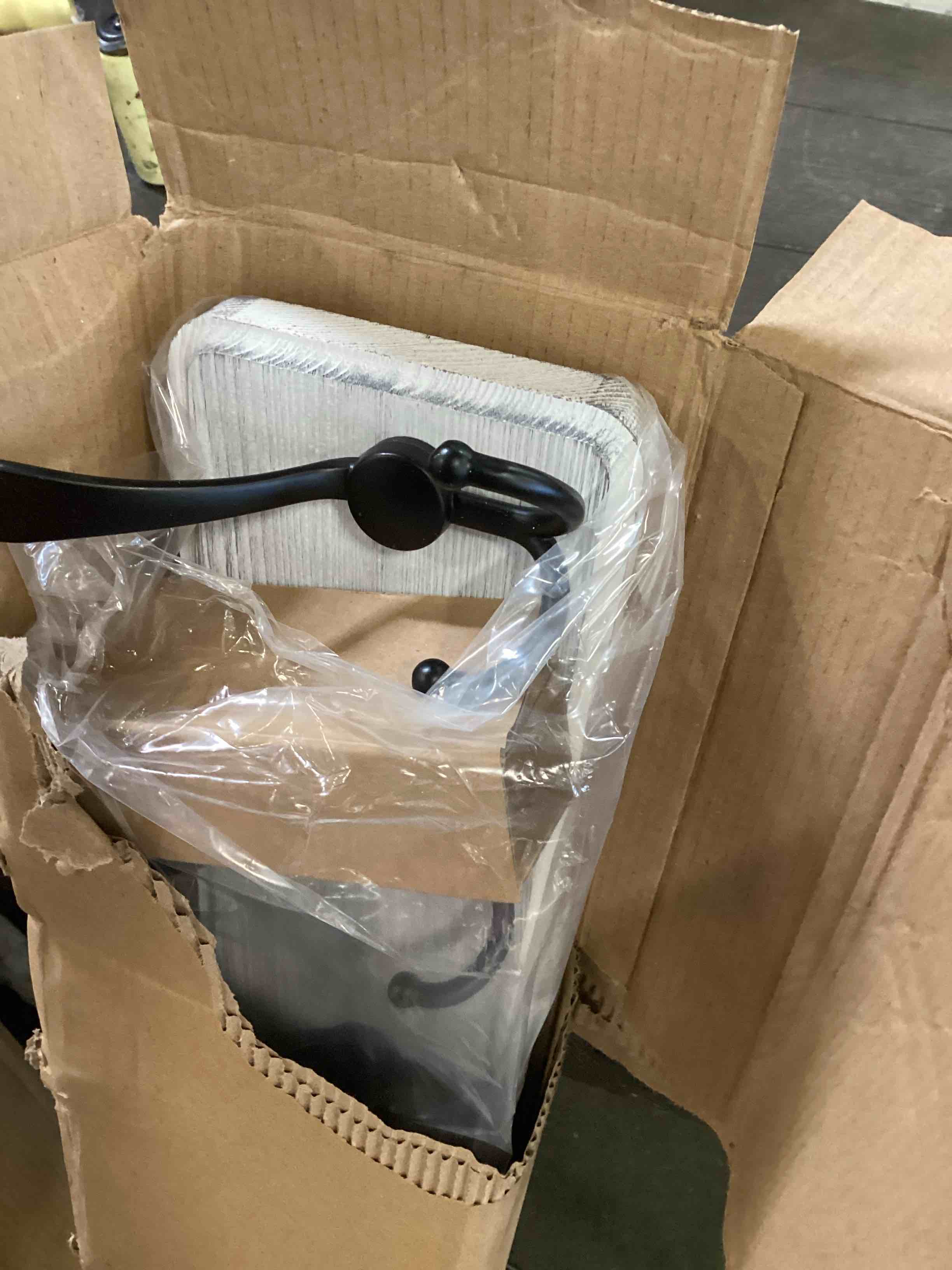 https://s3.amazonaws.com/lotting-images-prod/bidfta/BLU6633642_1720709082370.jpeg