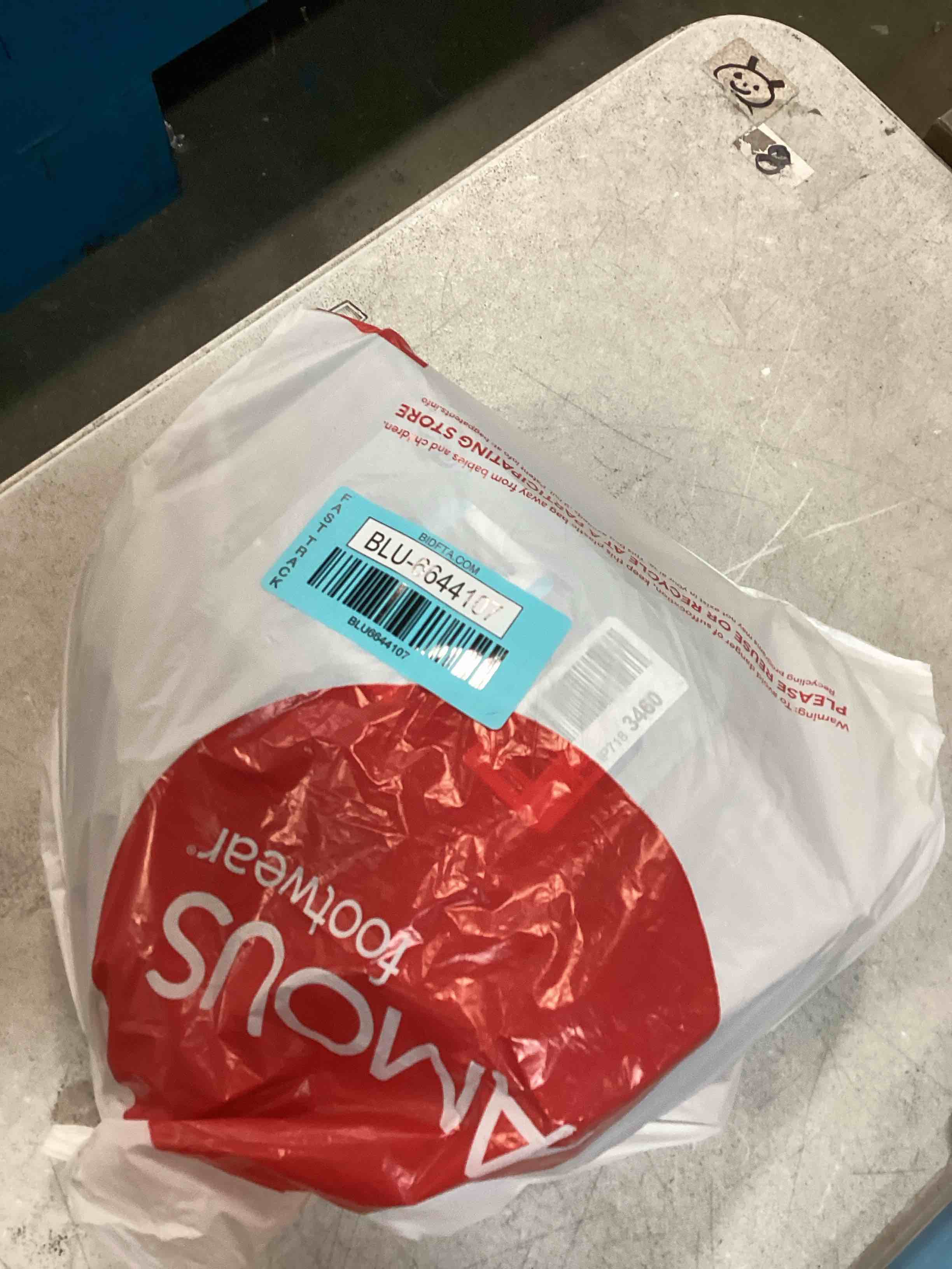 https://s3.amazonaws.com/lotting-images-prod/bidfta/BLU6644107_1719865364523.jpeg
