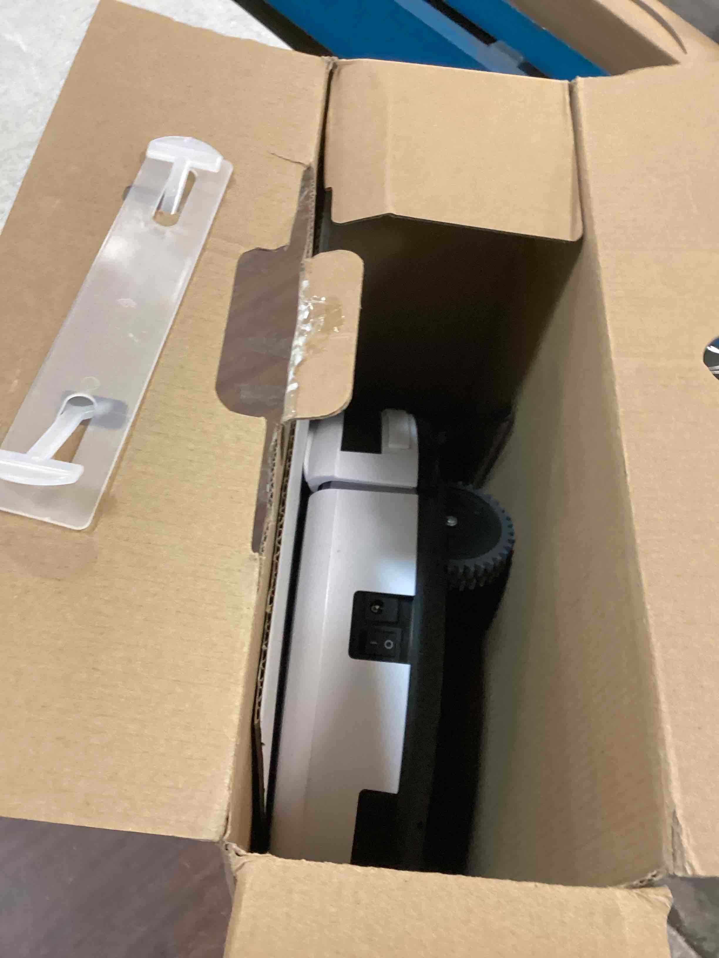 https://s3.amazonaws.com/lotting-images-prod/bidfta/BLU6645492_1719492865491.jpeg