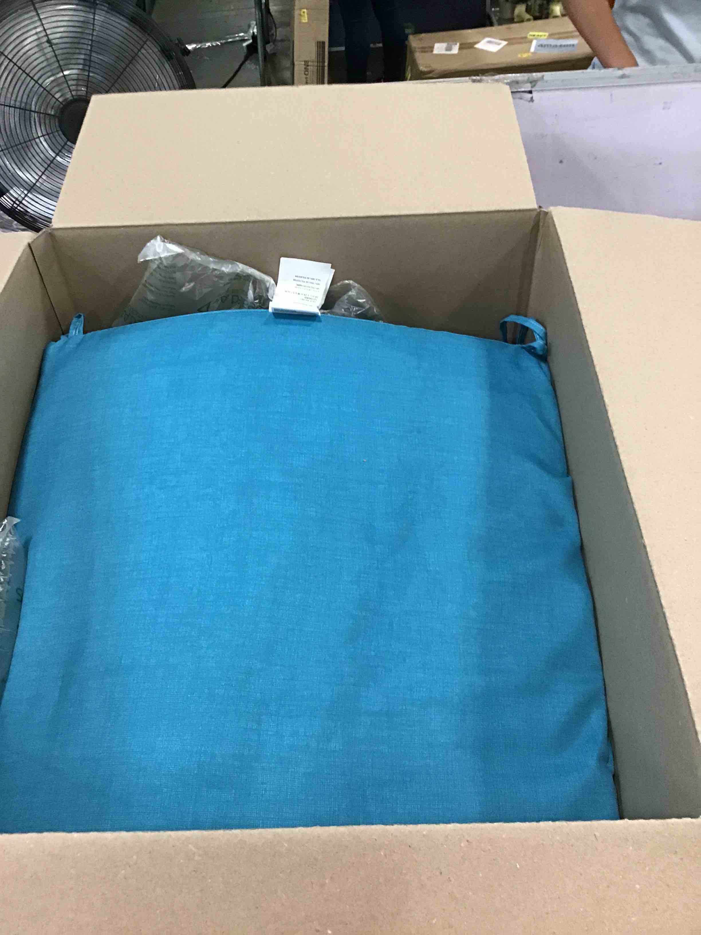 https://s3.amazonaws.com/lotting-images-prod/bidfta/BLU6647755_1720041490423.jpeg