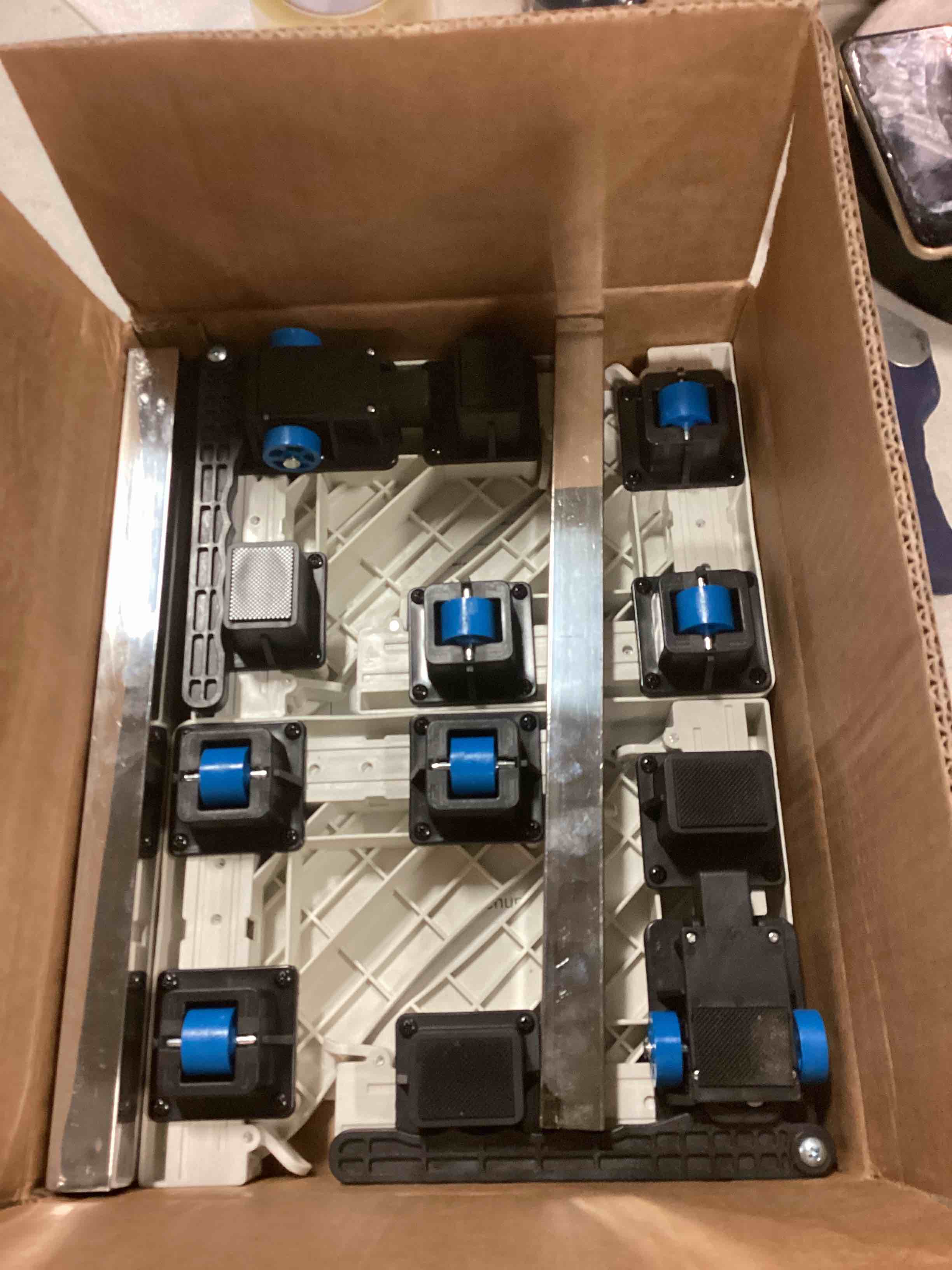 https://s3.amazonaws.com/lotting-images-prod/bidfta/BLU6647890_1720570891857.jpeg